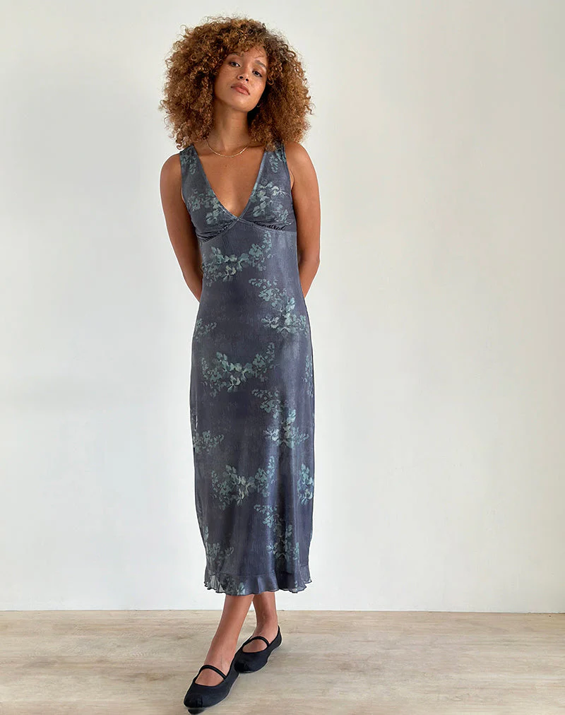 Gabriela Midikleid in verblasstem botanischem Grün