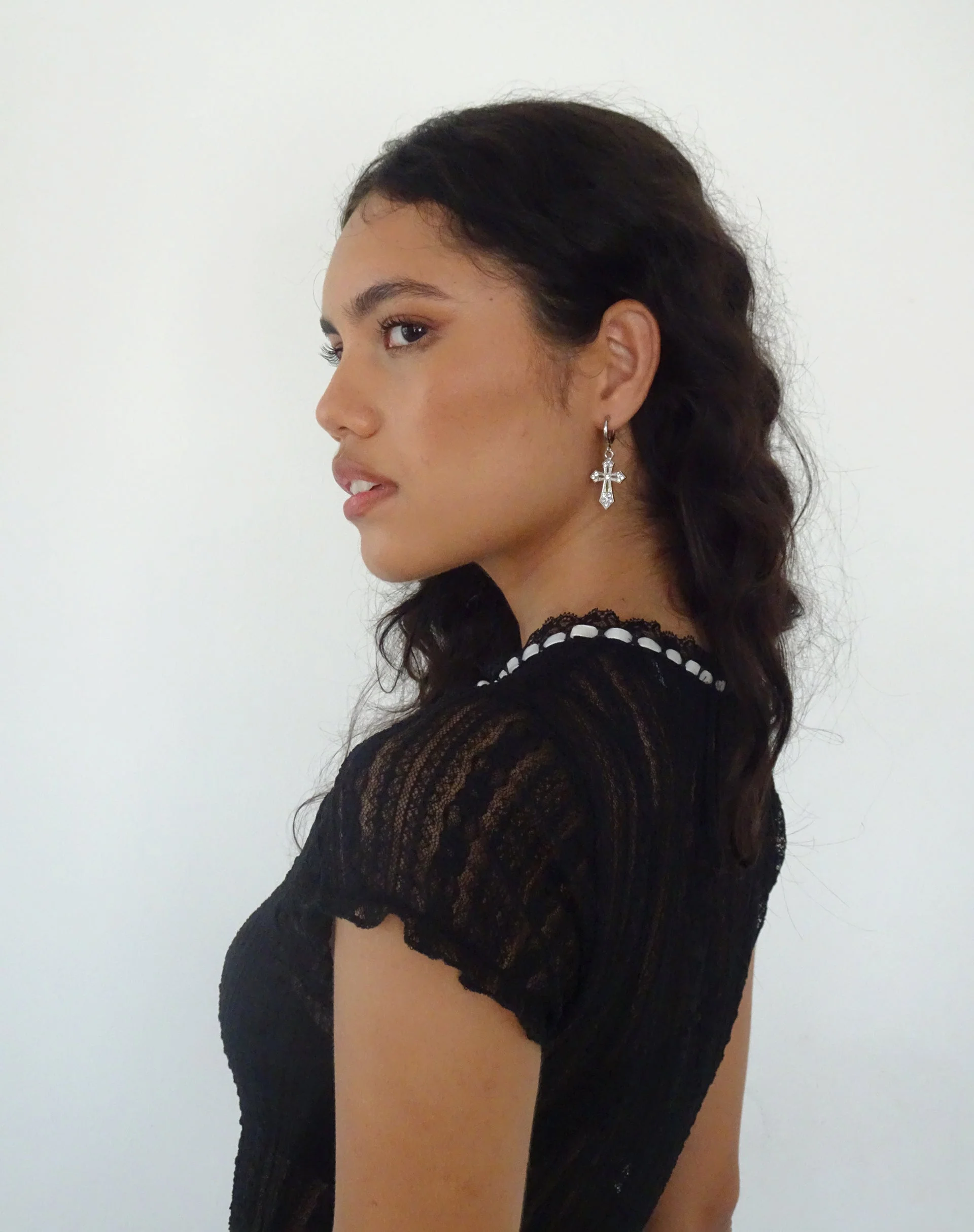 Gaia Kreuz Ohrringe von Gemini Jewels - Image 3