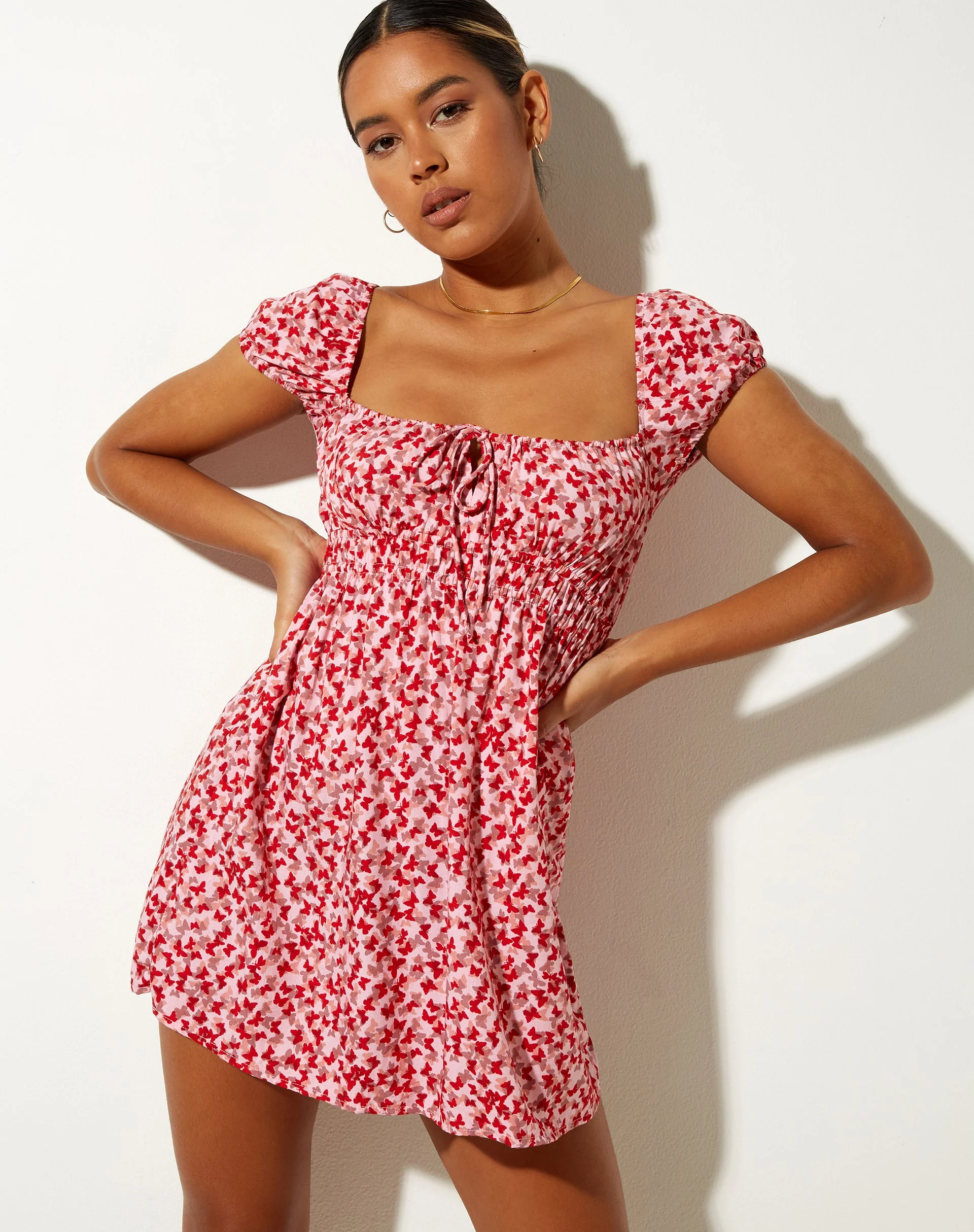 Galova Minikleid in Ditsy Butterfly Pfirsich und Rot
