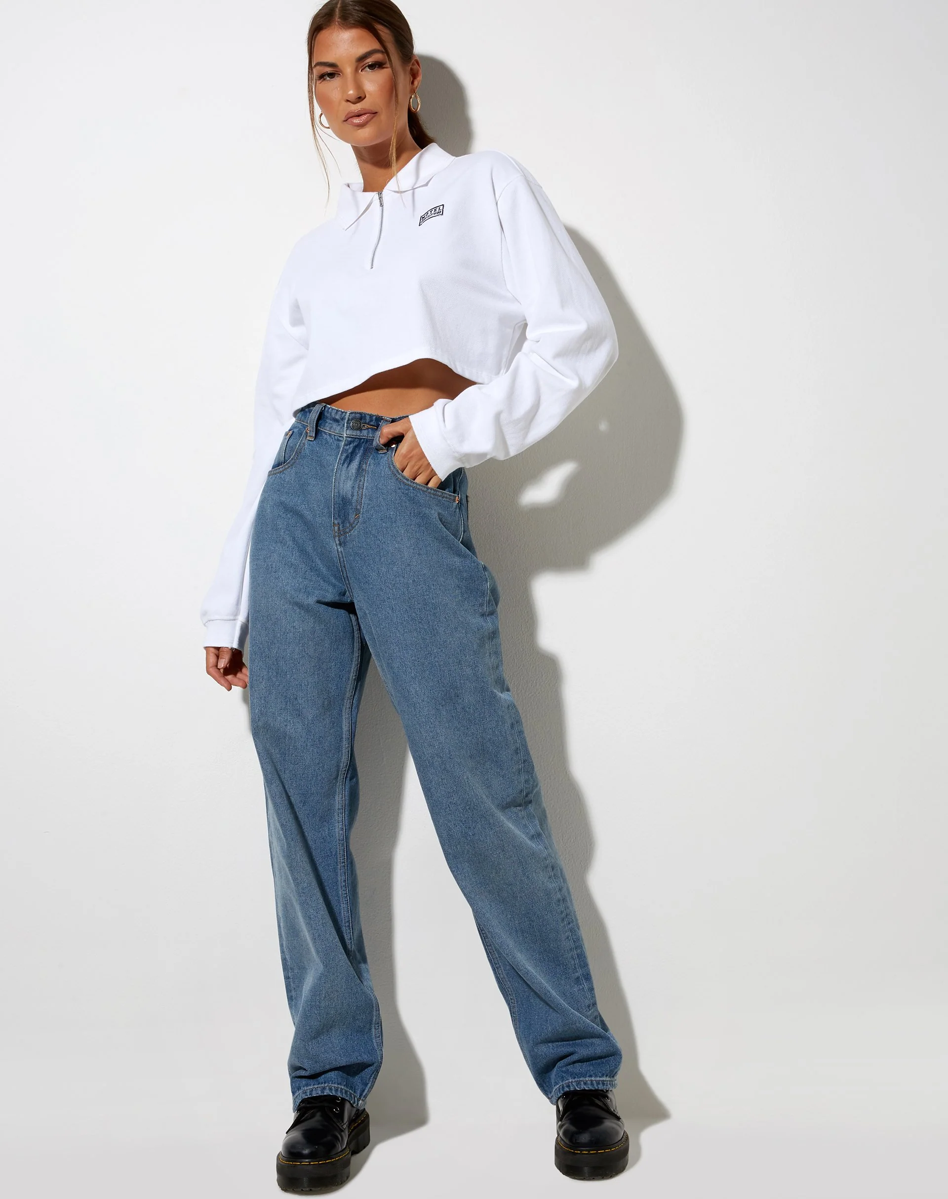 Gandi Crop Top in Weiß mit Motel Work Clothing Label - Image 4