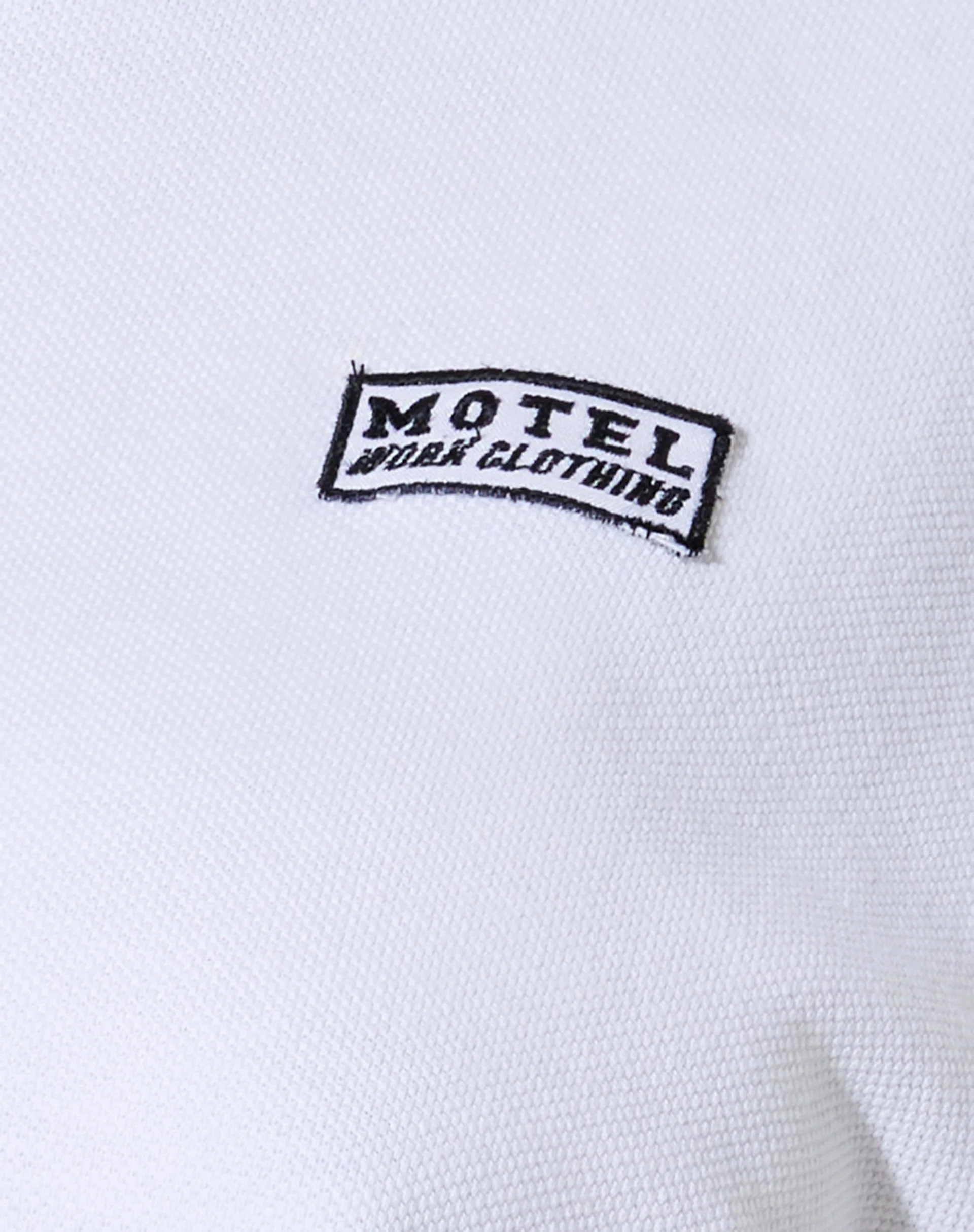 Gandi Crop Top in Weiß mit Motel Work Clothing Label - Image 5