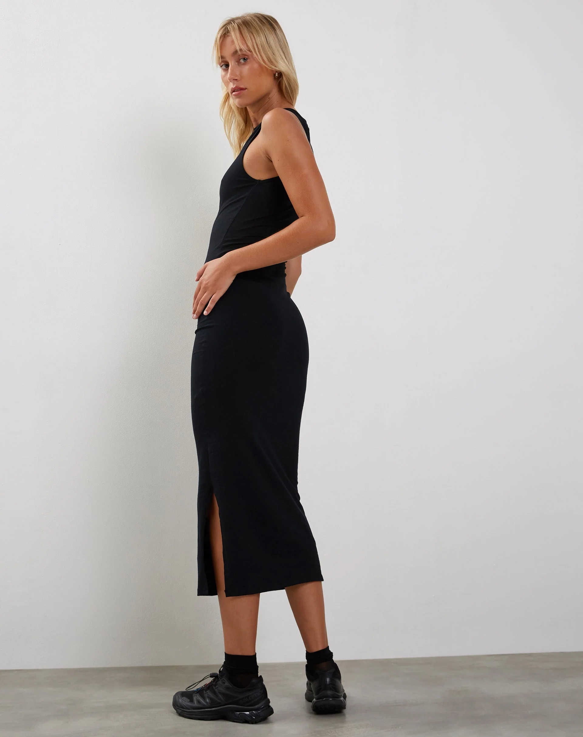 Gelena Midikleid in Schwarz - Image 2