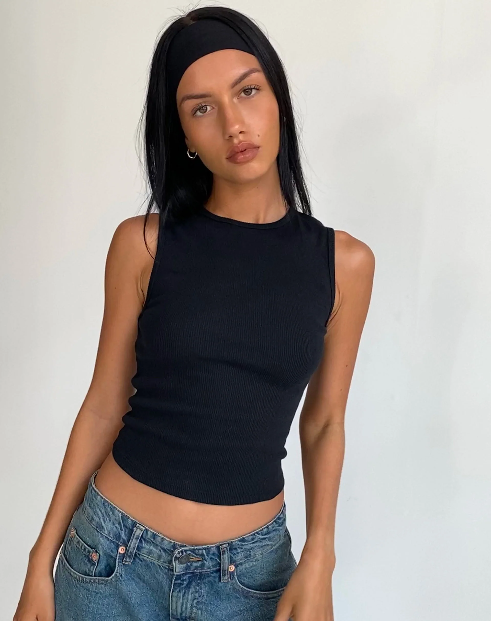 Gelsho Open Back Tank Top in Rib Schwarz - Image 2