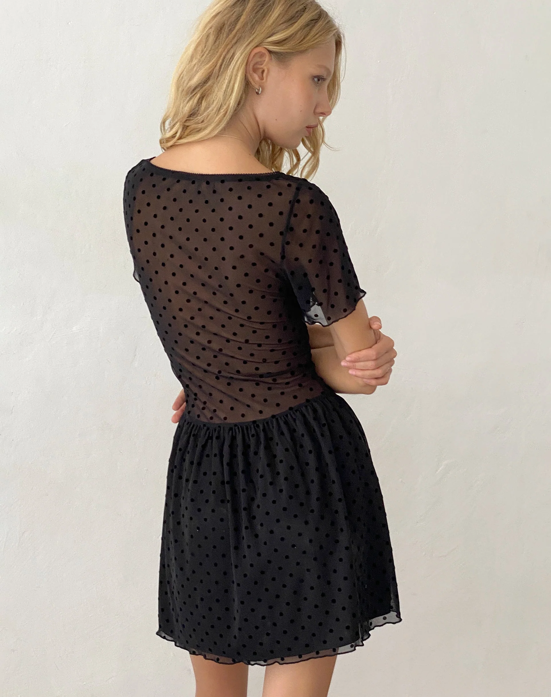 Geni Minikleid in Polka Schwarz Flock - Image 5