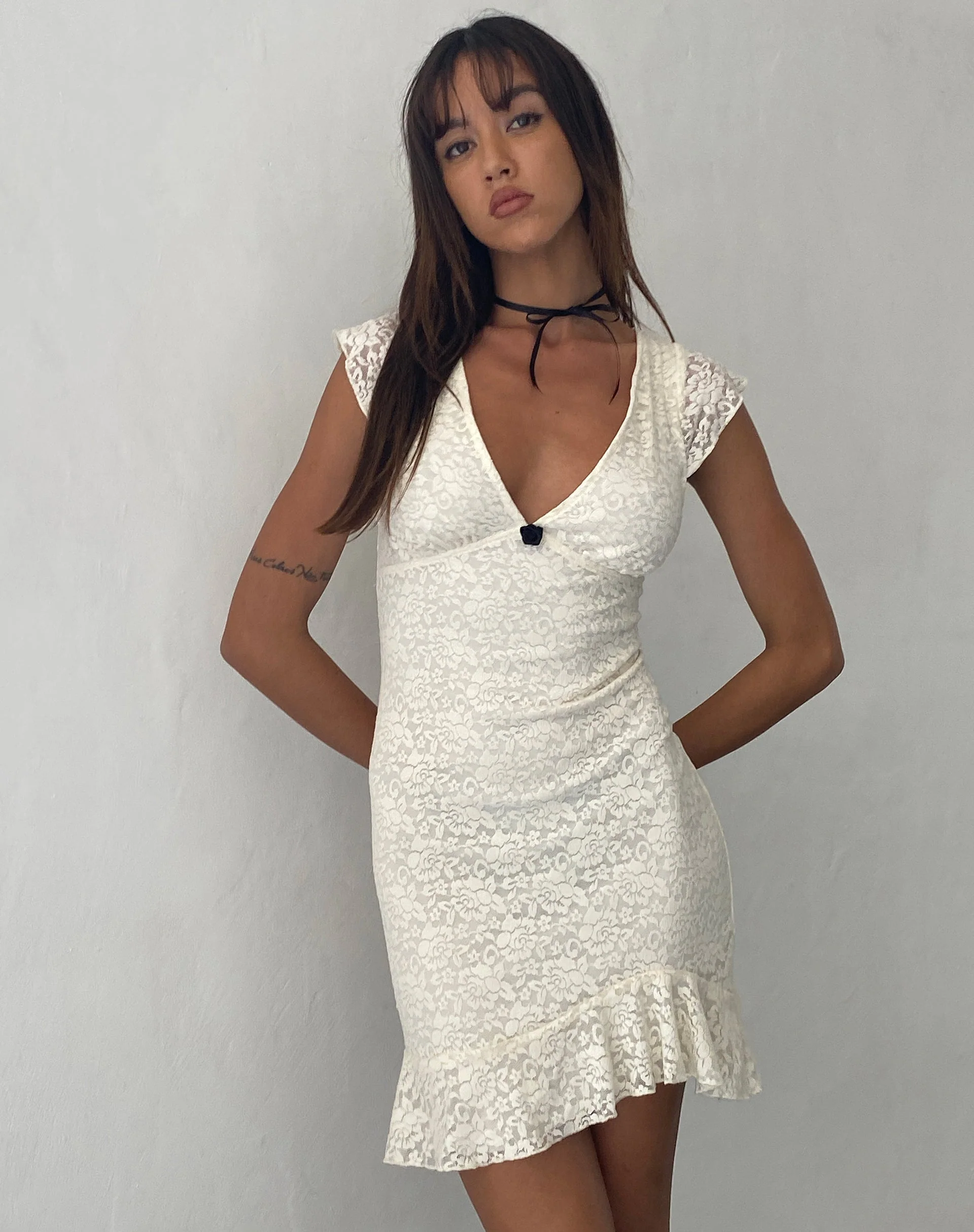 Ginevra Minikleid mit Rüschensaum aus elfenbeinfarbener Spitze - Image 3