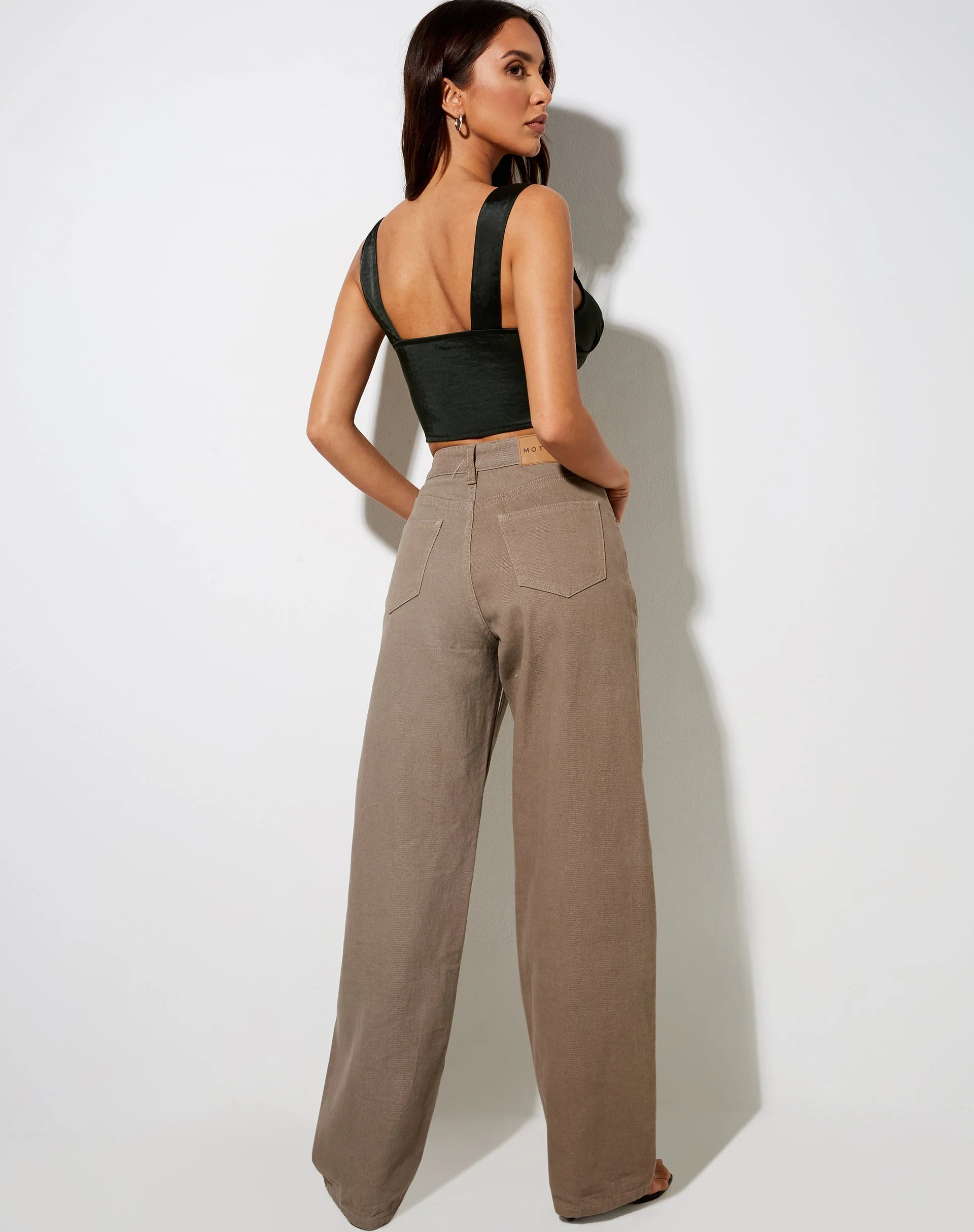 Gladis Crop Top aus Satin in dunklem Khaki - Image 4