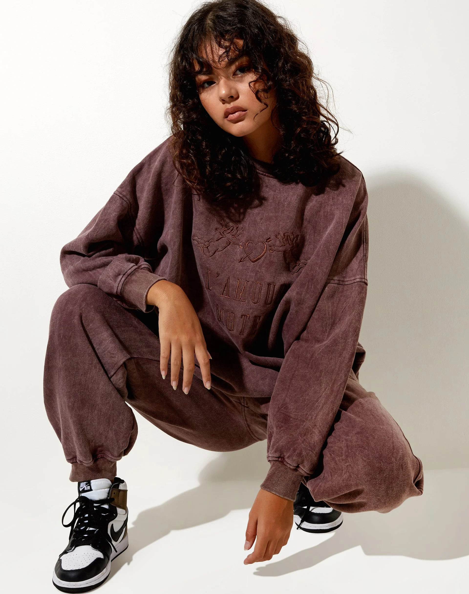 Glo Sweatshirt in brauner Waschung L'Amour Motel Embro