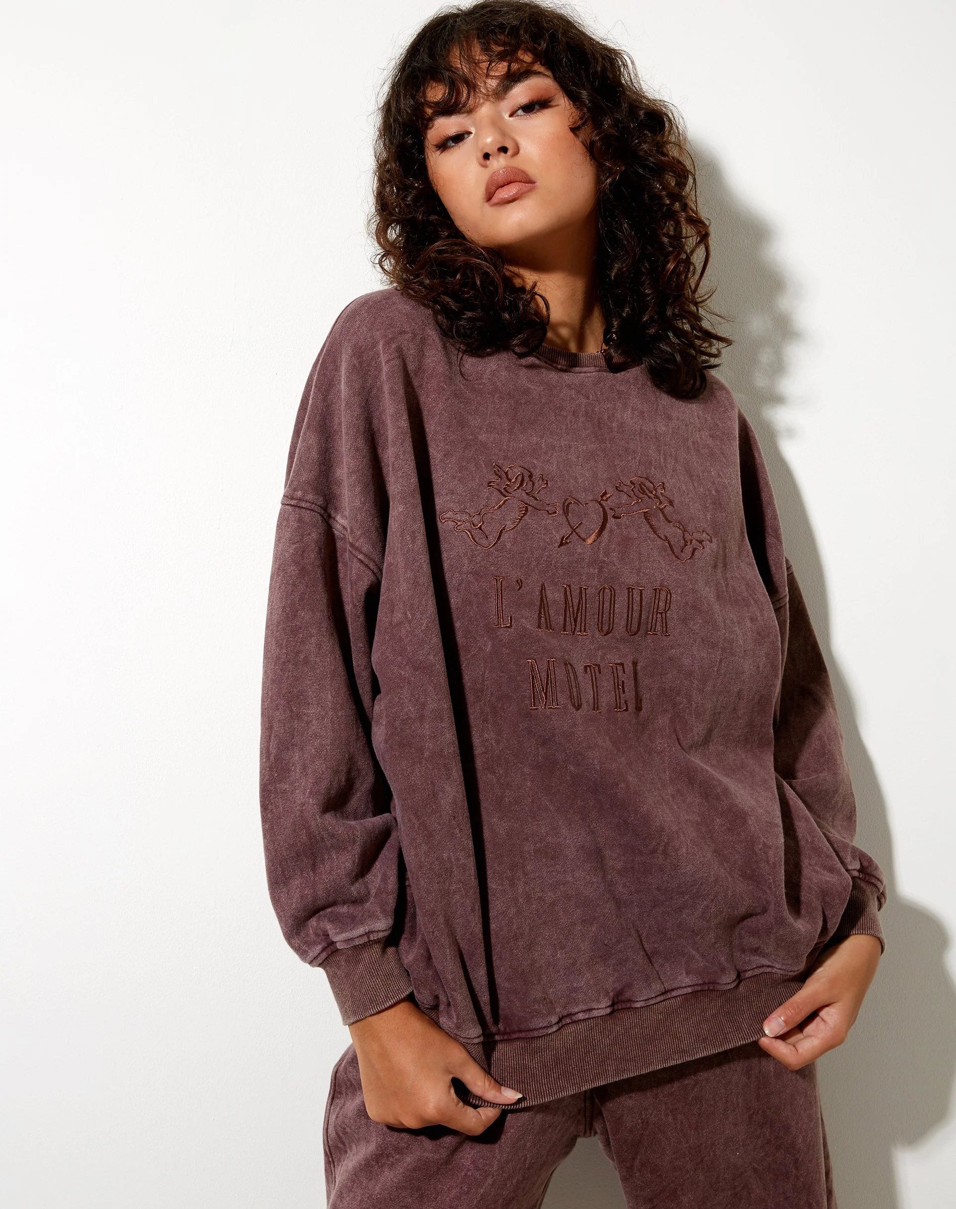 Glo Sweatshirt in brauner Waschung L'Amour Motel Embro - Image 3
