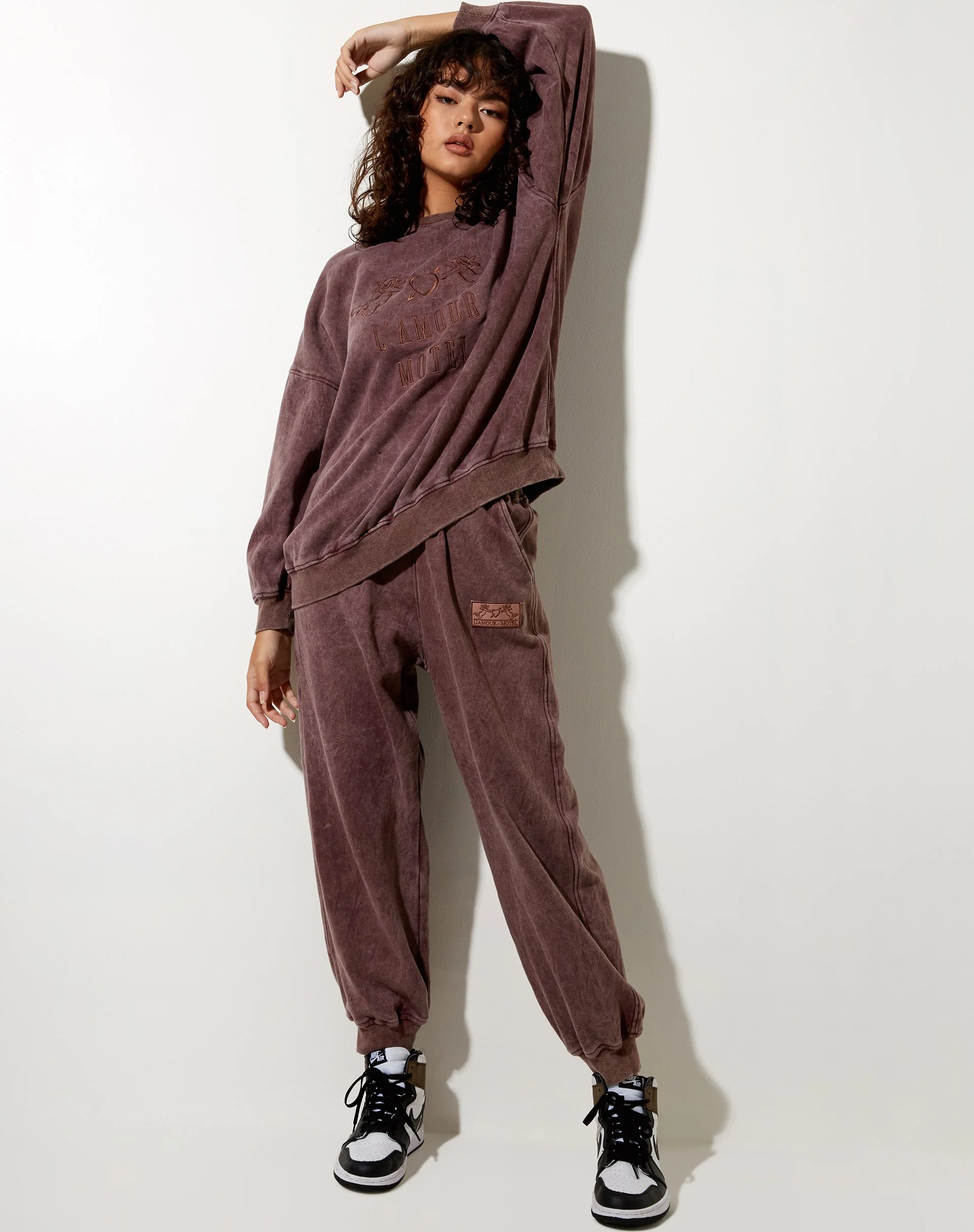 Glo Sweatshirt in brauner Waschung L'Amour Motel Embro - Image 5