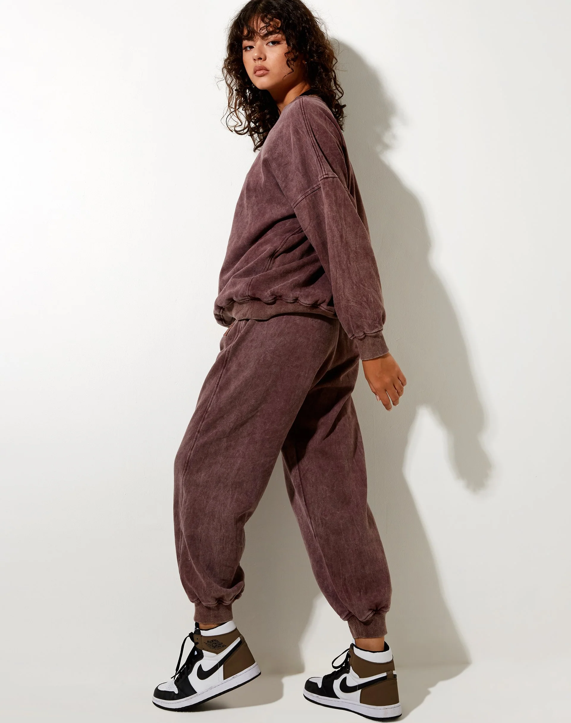Glo Sweatshirt in brauner Waschung L'Amour Motel Embro - Image 6