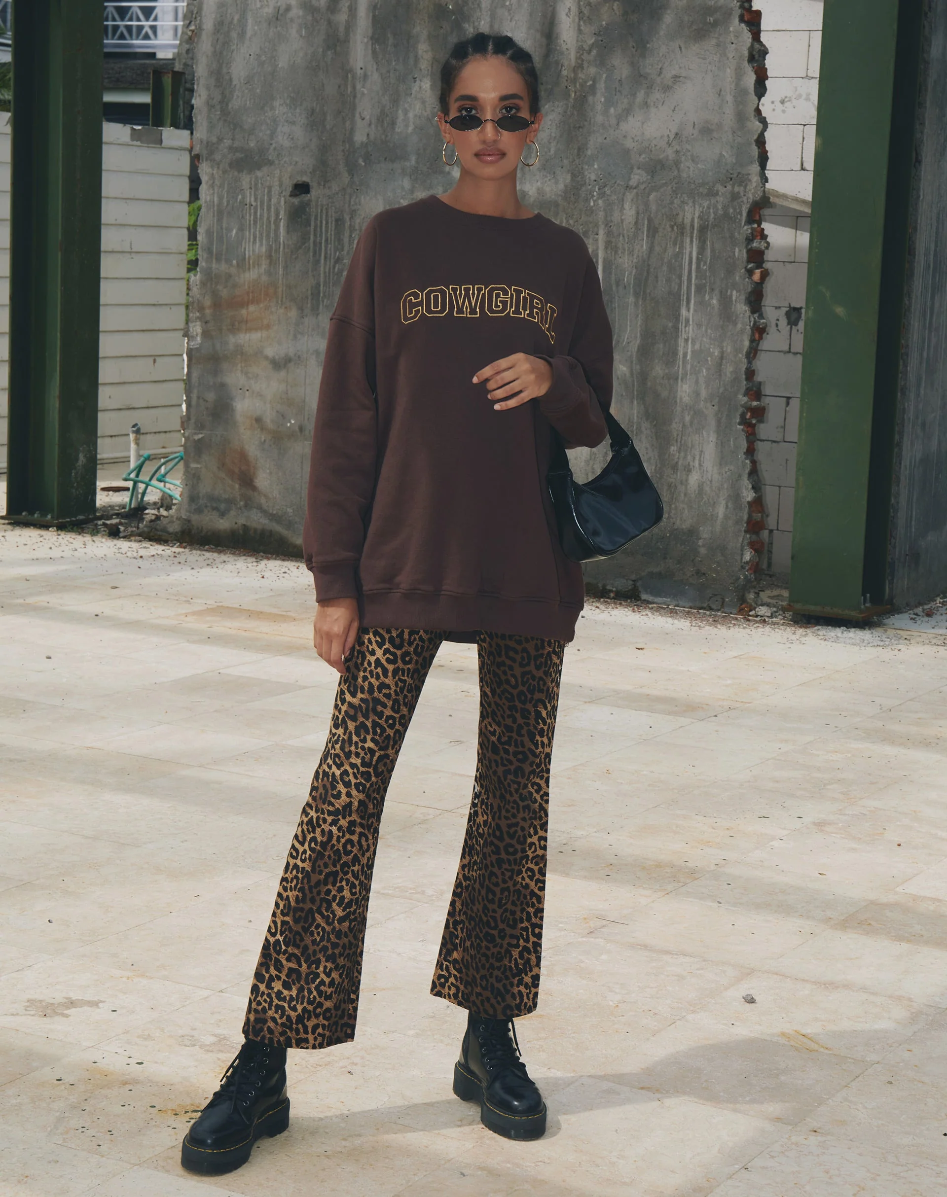 Glo Sweatshirt in tiefem Mahagoni mit goldener 'Cowgirl'-Stickerei - Image 7
