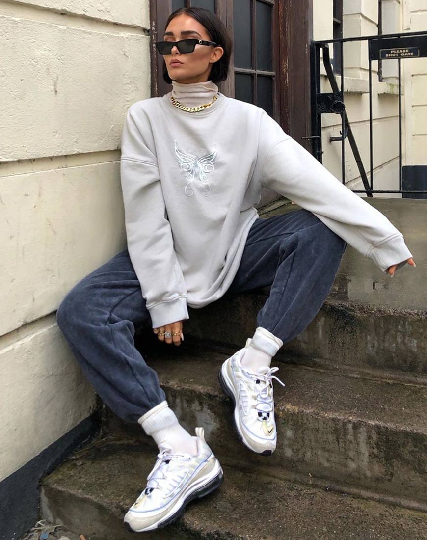 Glo Sweatshirt in Ecru mit Schmetterlingsstickerei - Image 3