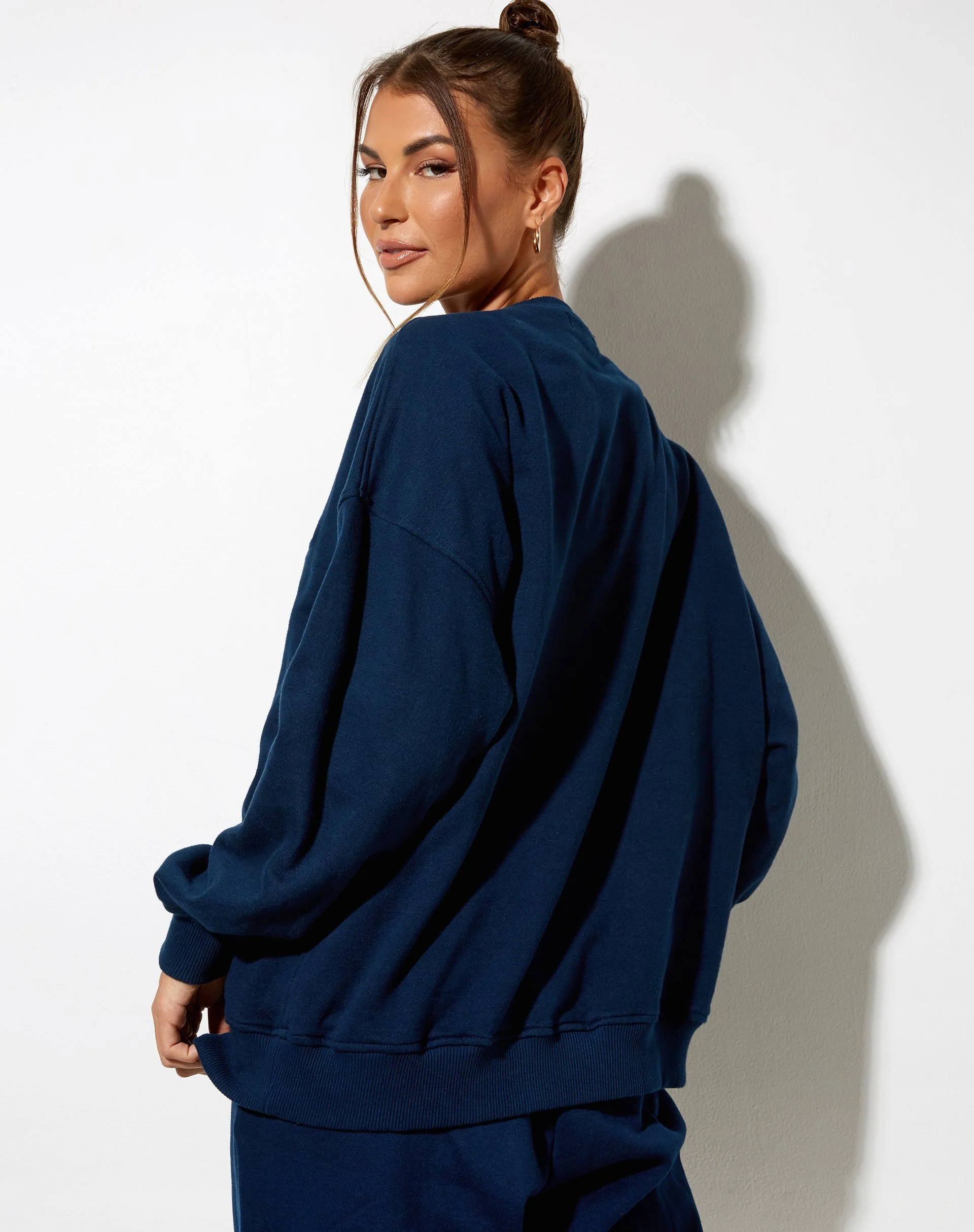 Glo Sweatshirt in Marineblau 'Angel' Stickerei in Gelb - Image 2