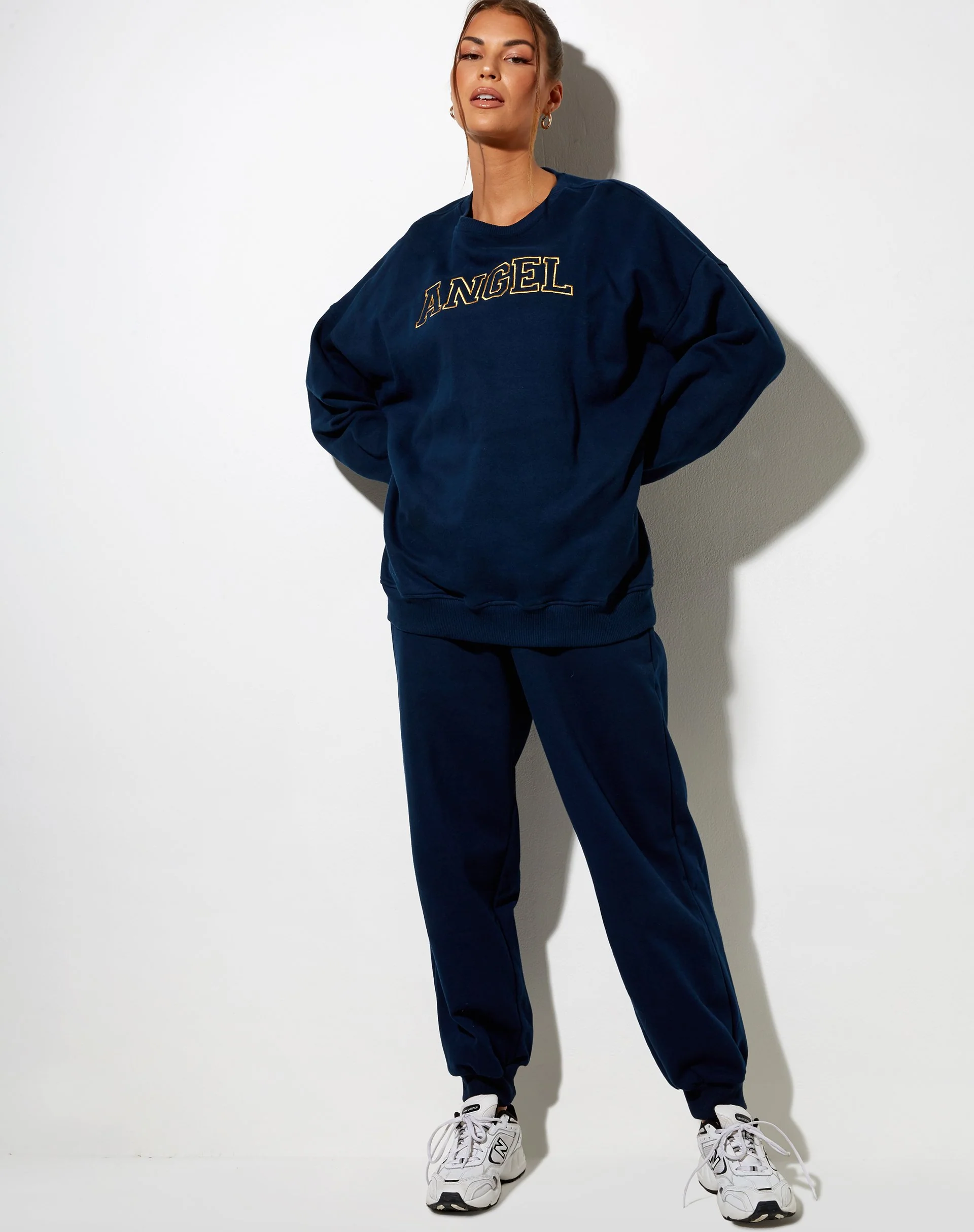 Glo Sweatshirt in Marineblau 'Angel' Stickerei in Gelb - Image 3