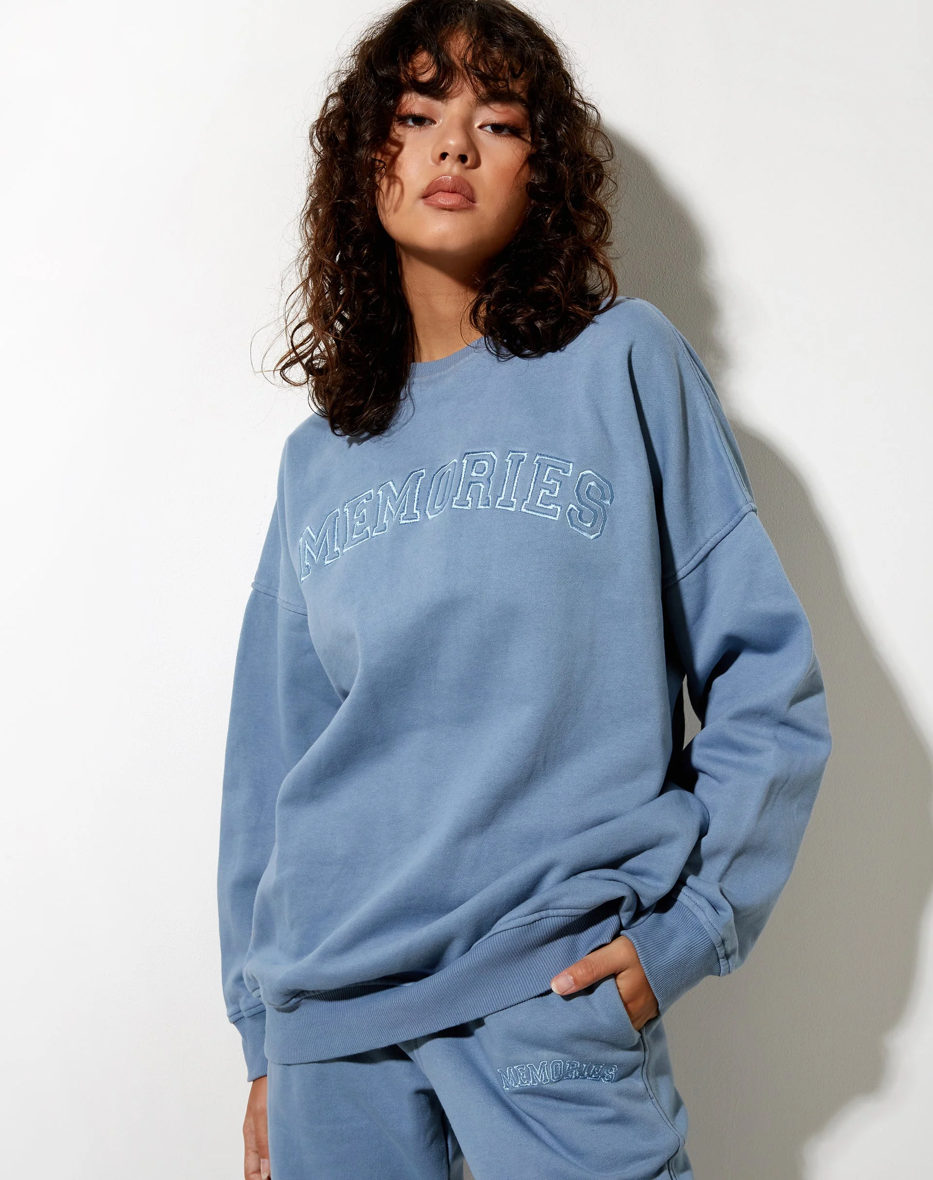 Glo Sweatshirt in Powder Blue Erinnerungen Stickerei - Image 2