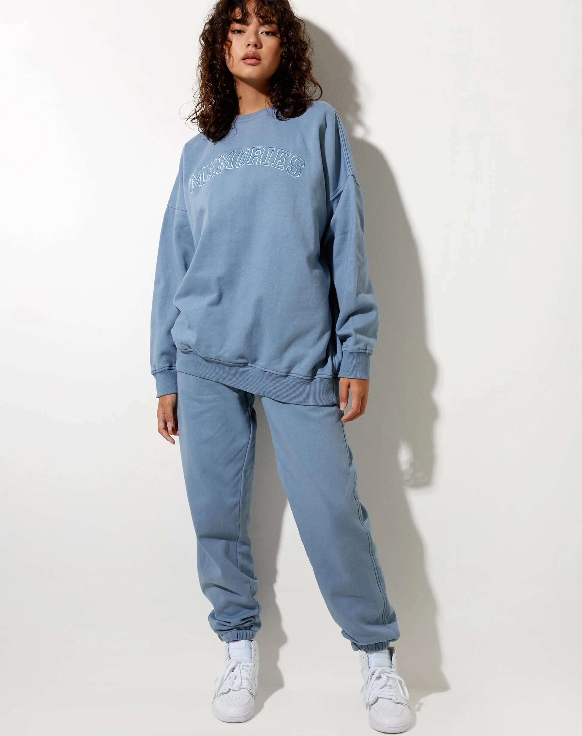 Glo Sweatshirt in Powder Blue Erinnerungen Stickerei - Image 3