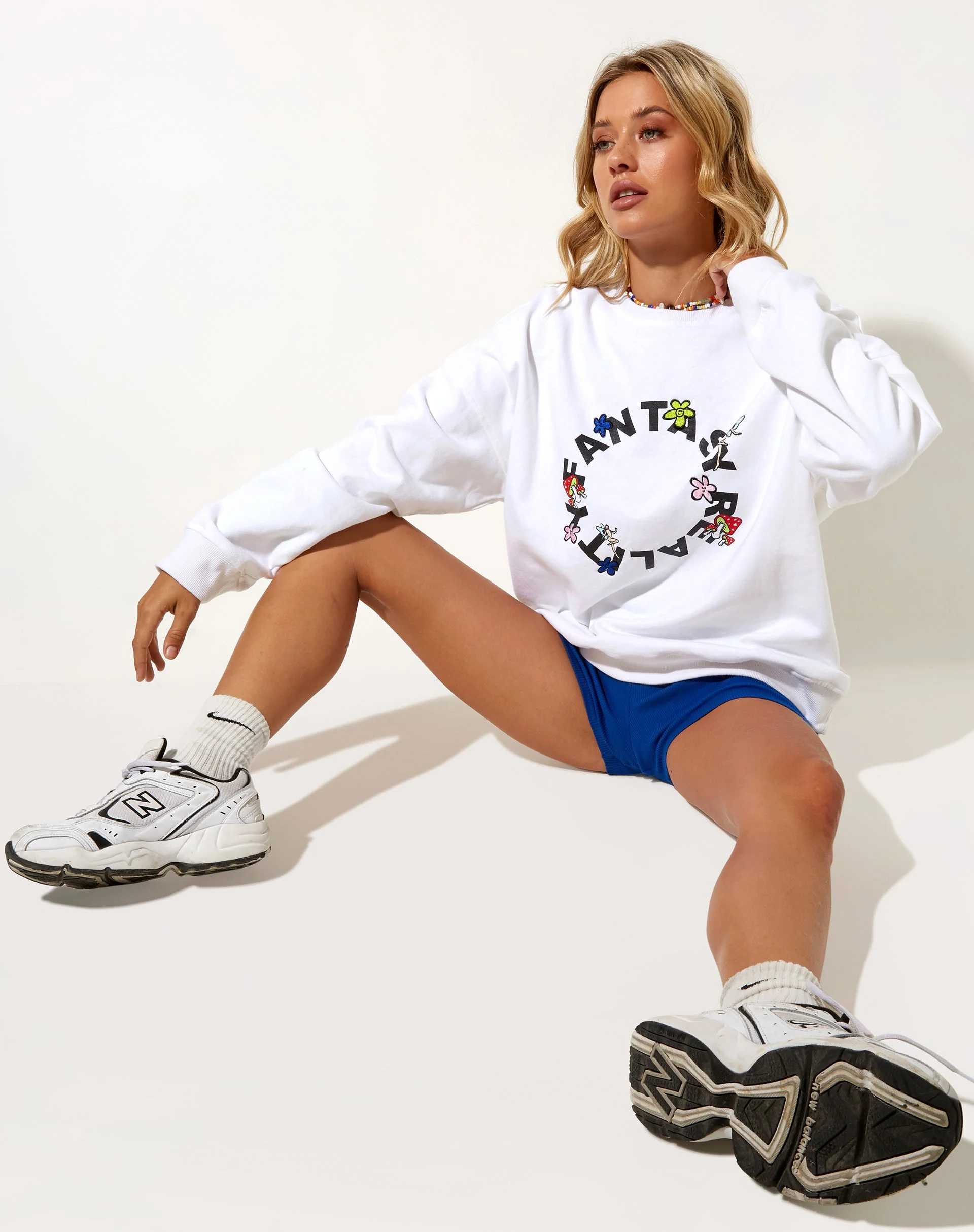 Glo Sweatshirt in Weiß Fantasy Reality Mix Druck und Stickerei - Image 3