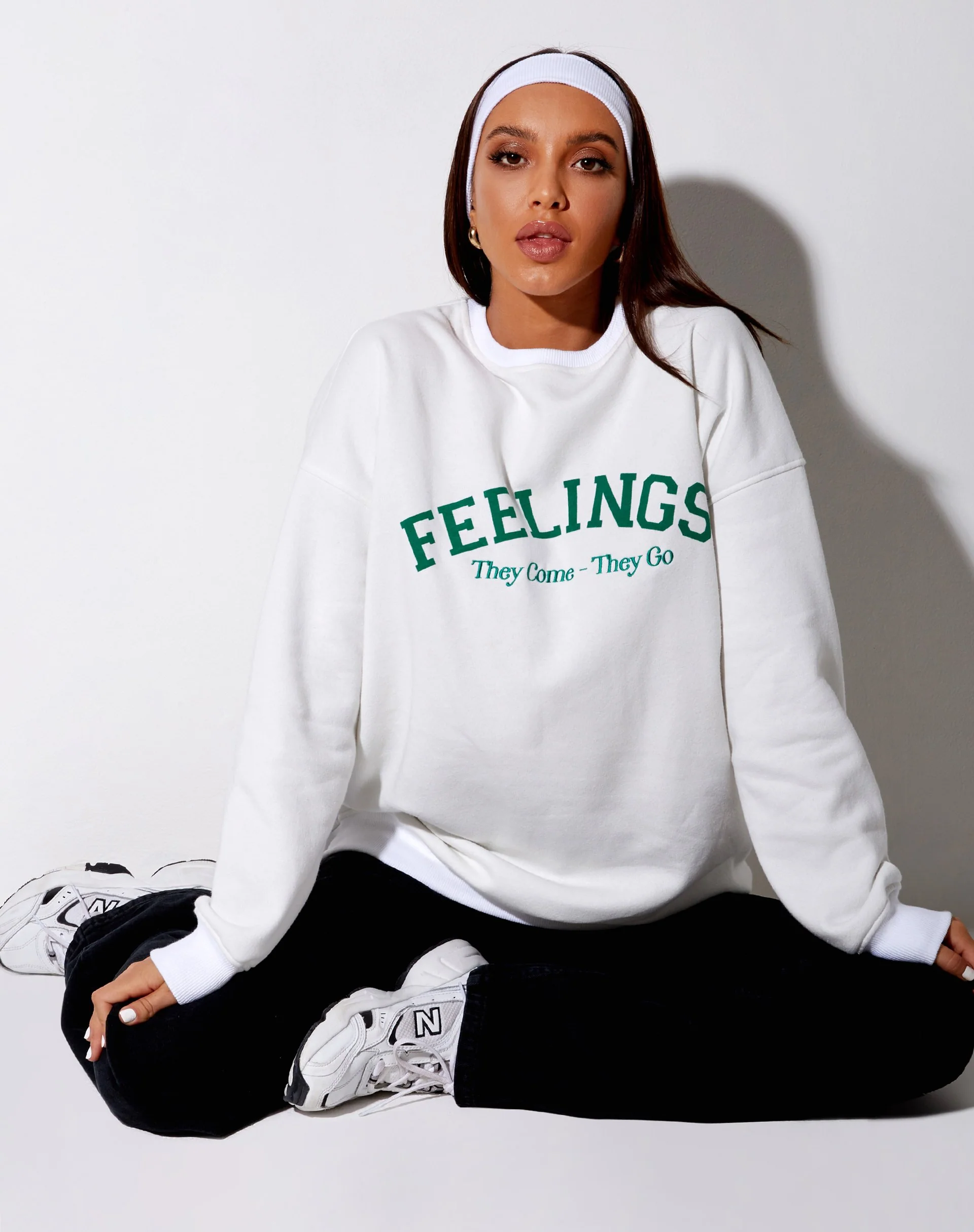 Glo Sweatshirt in Weiß 'Gefühle, die kommen und gehen'