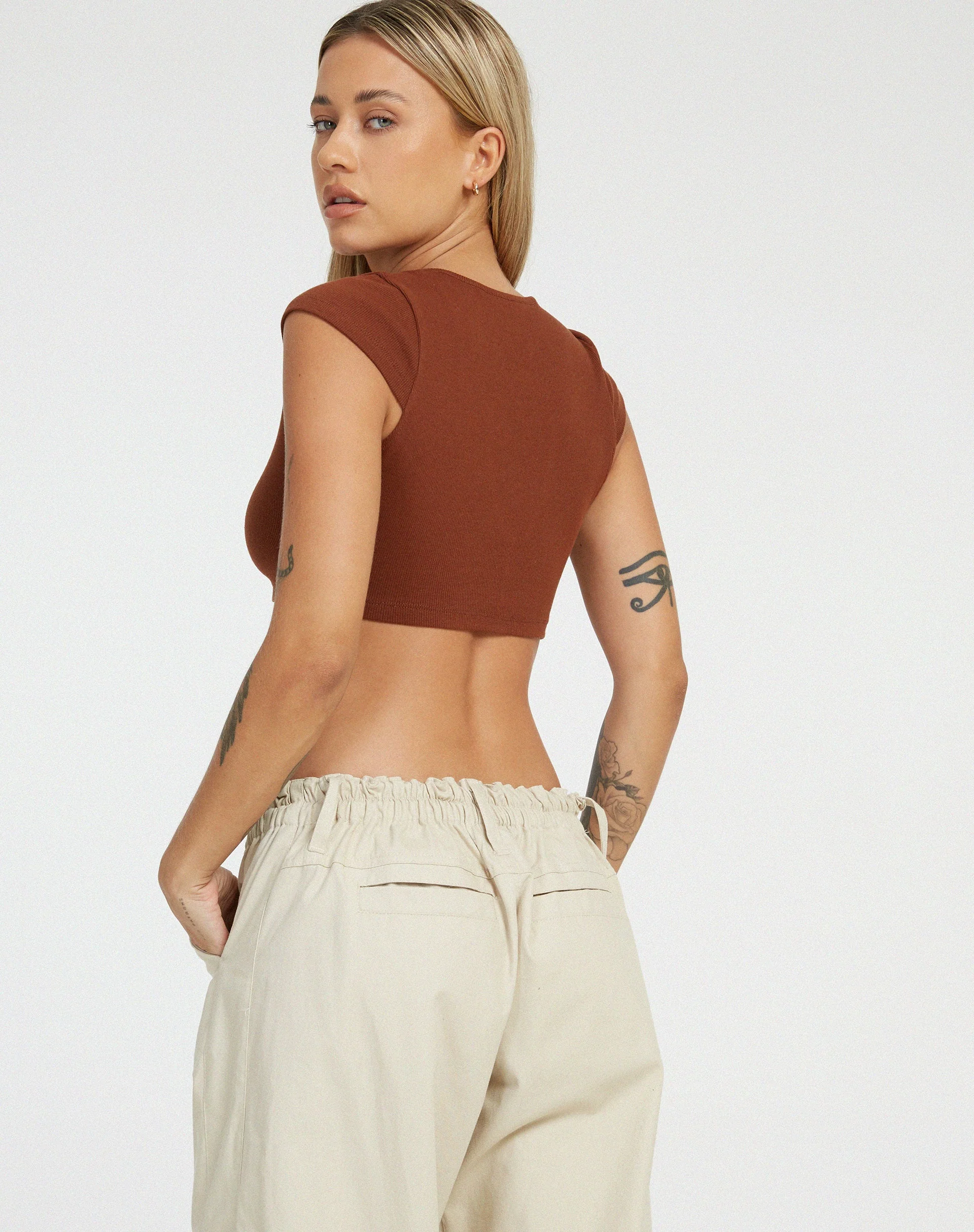 Guanna Crop Top in Dunkelbraun - Image 2
