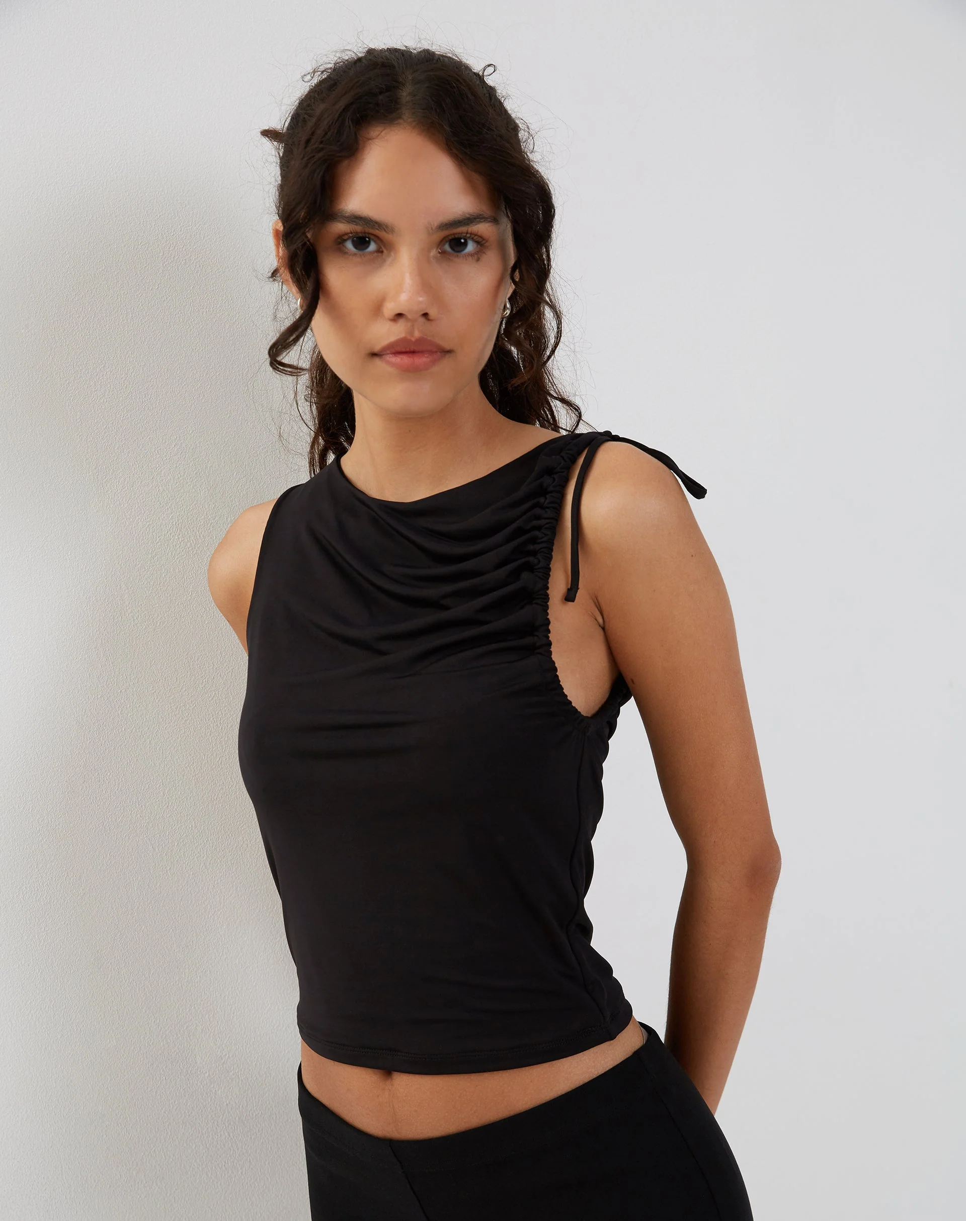 Hagne Vest Top in Schwarz