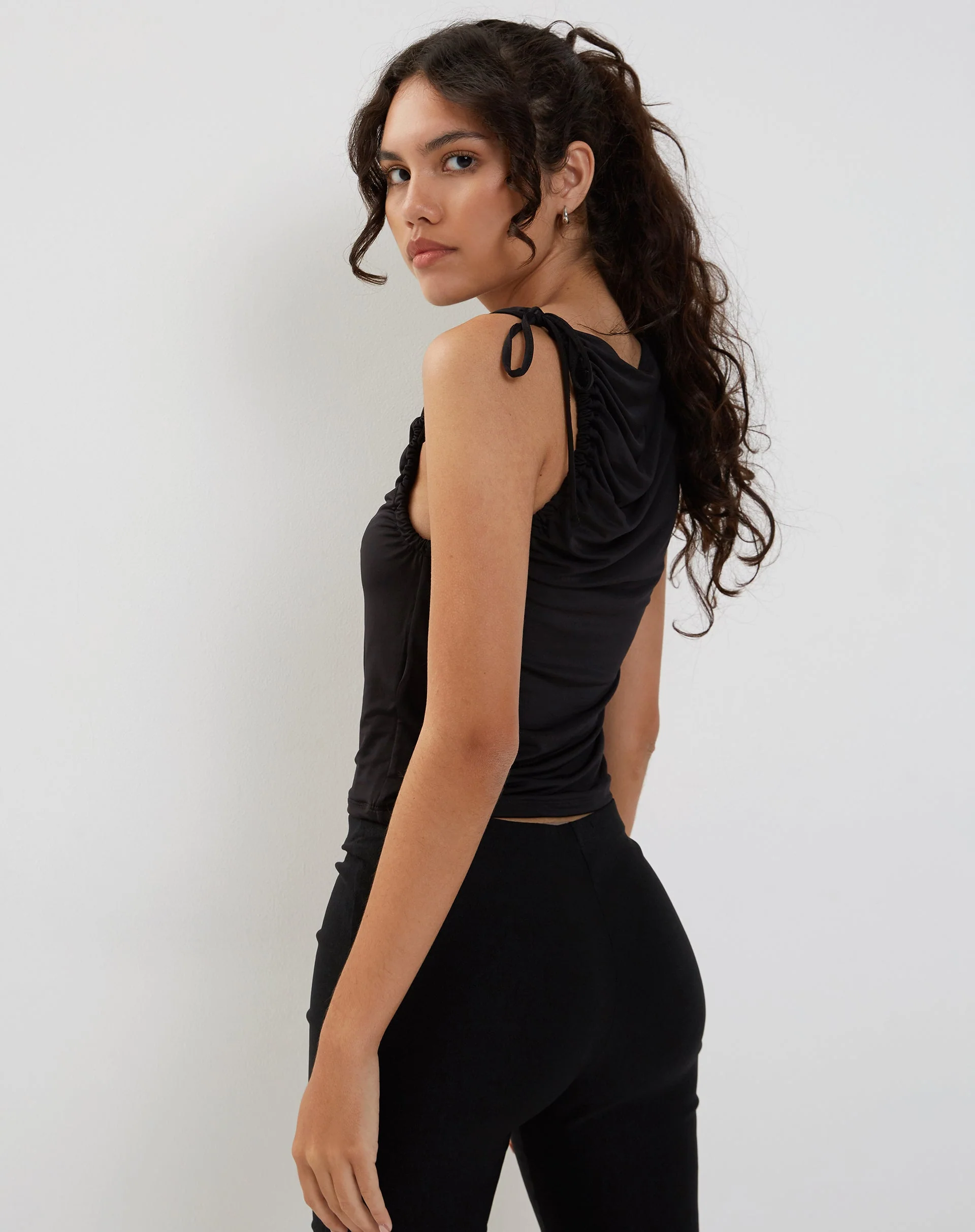 Hagne Vest Top in Schwarz - Image 2