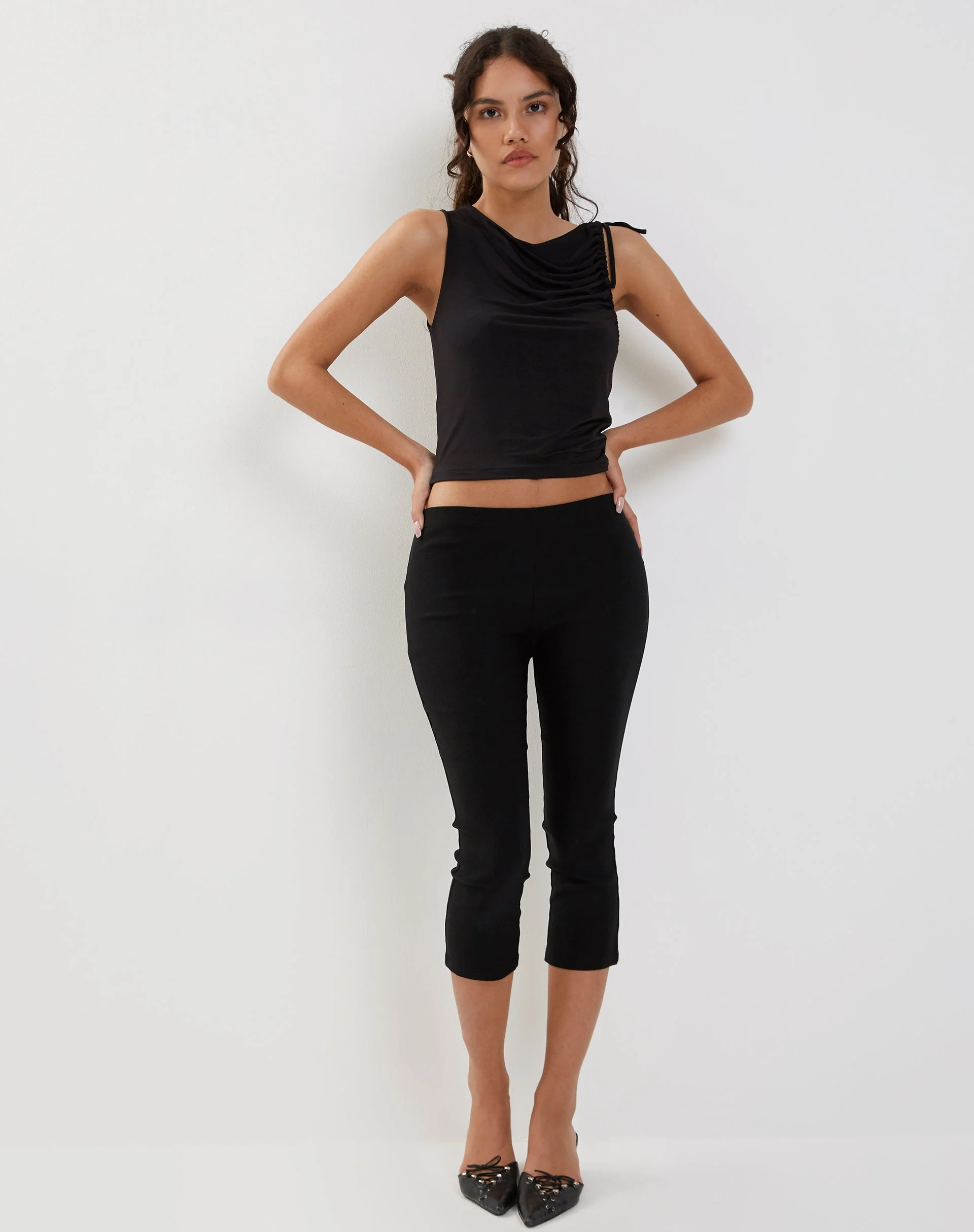 Hagne Vest Top in Schwarz - Image 3