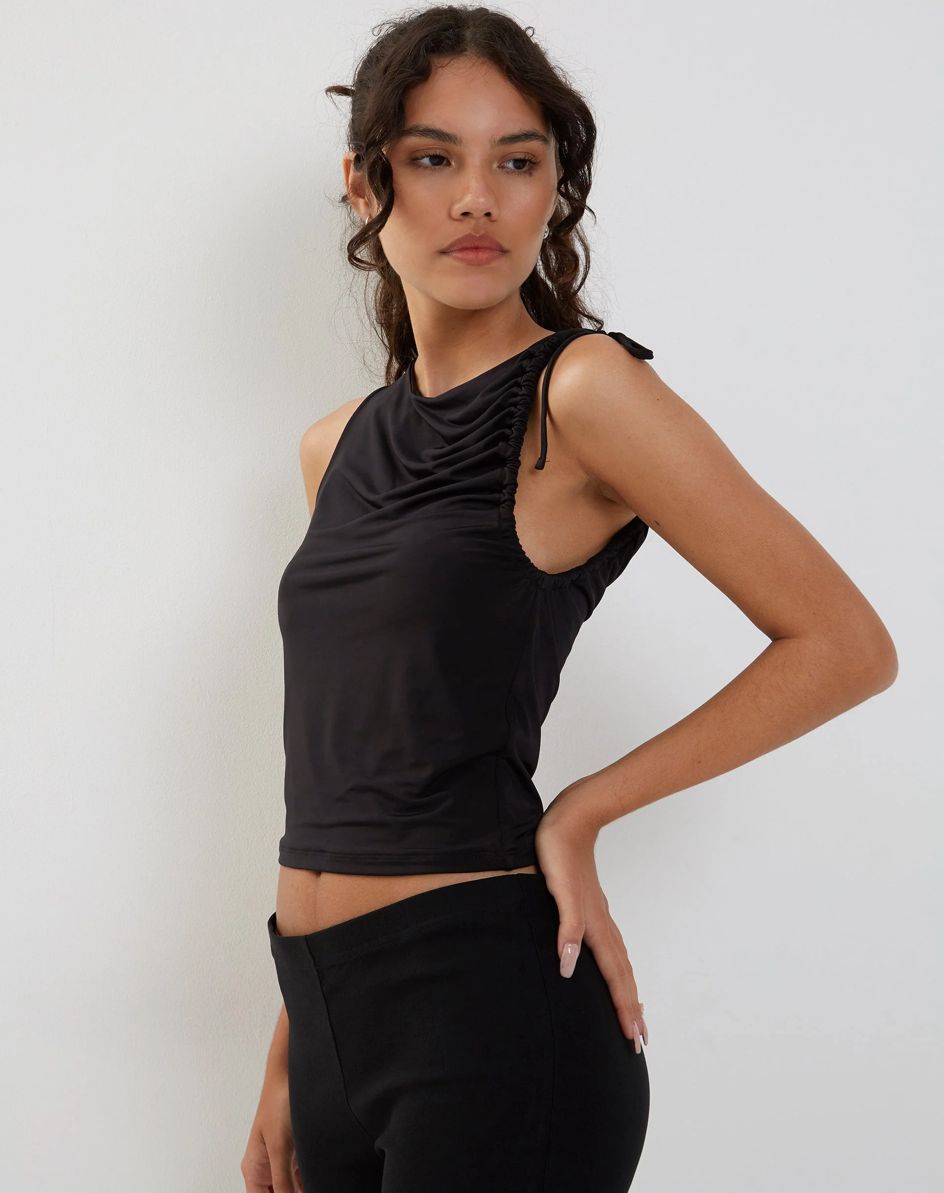 Hagne Vest Top in Schwarz - Image 4