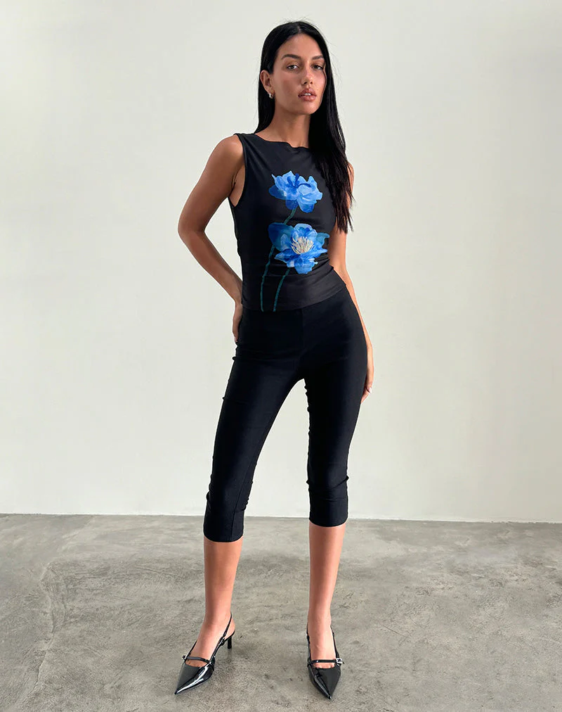Hala Top in Schwarz mit blauer Aquarellblume - Image 3