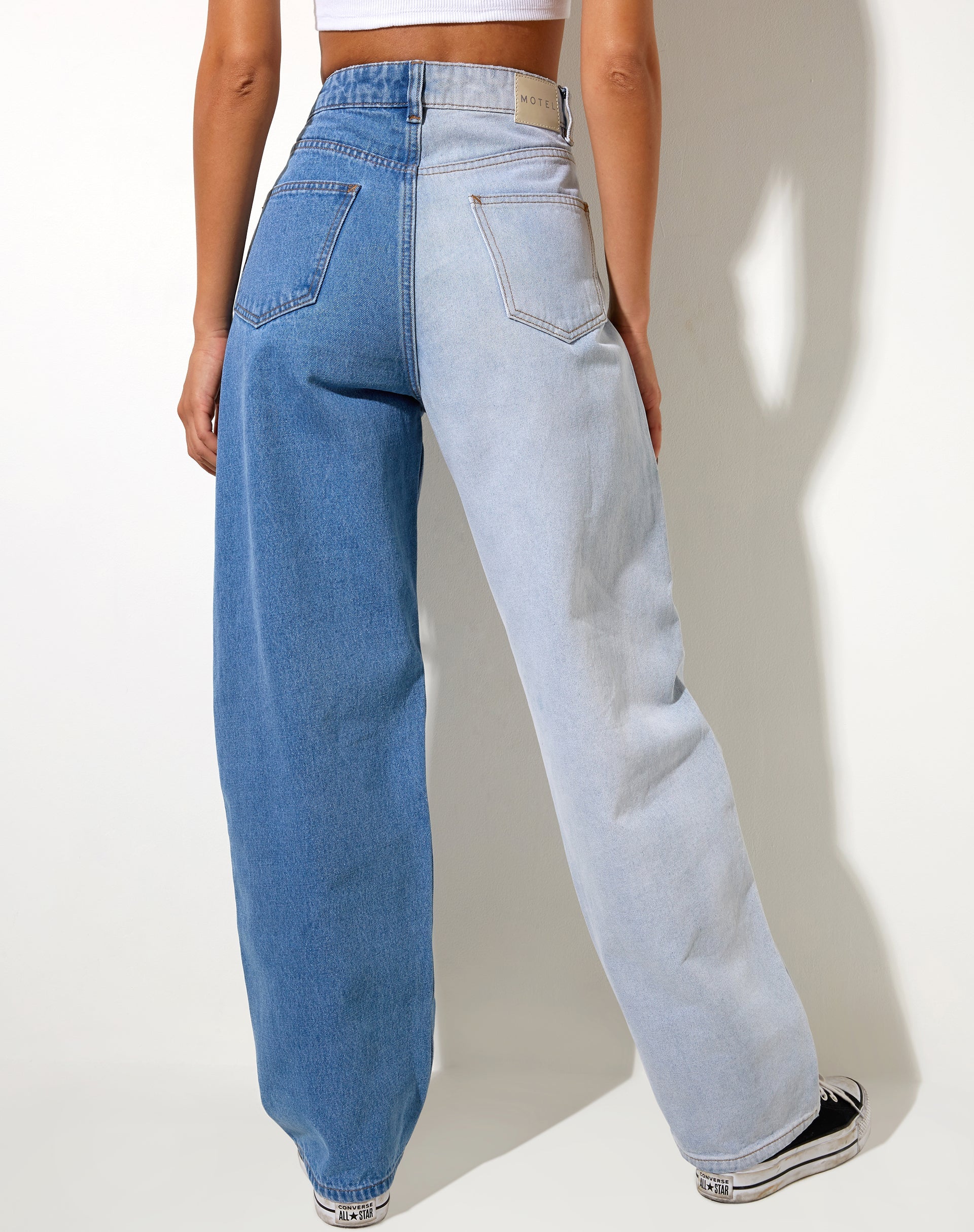 Half and Half Parallel Jean in Light Wash und Bleach Denim - Image 5