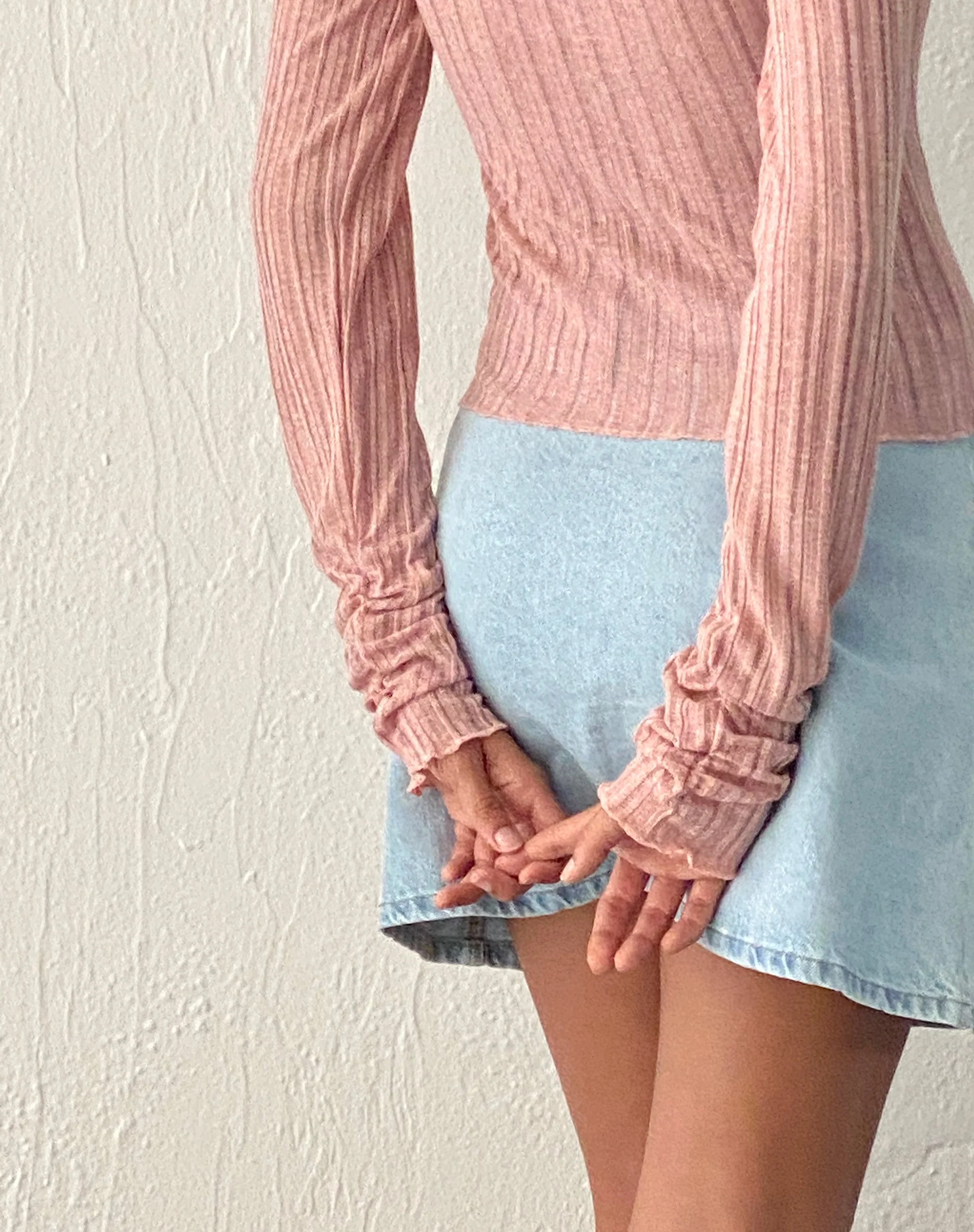 Halsey Gestricktes Top mit extra langen Ärmeln in Rosa - Image 4