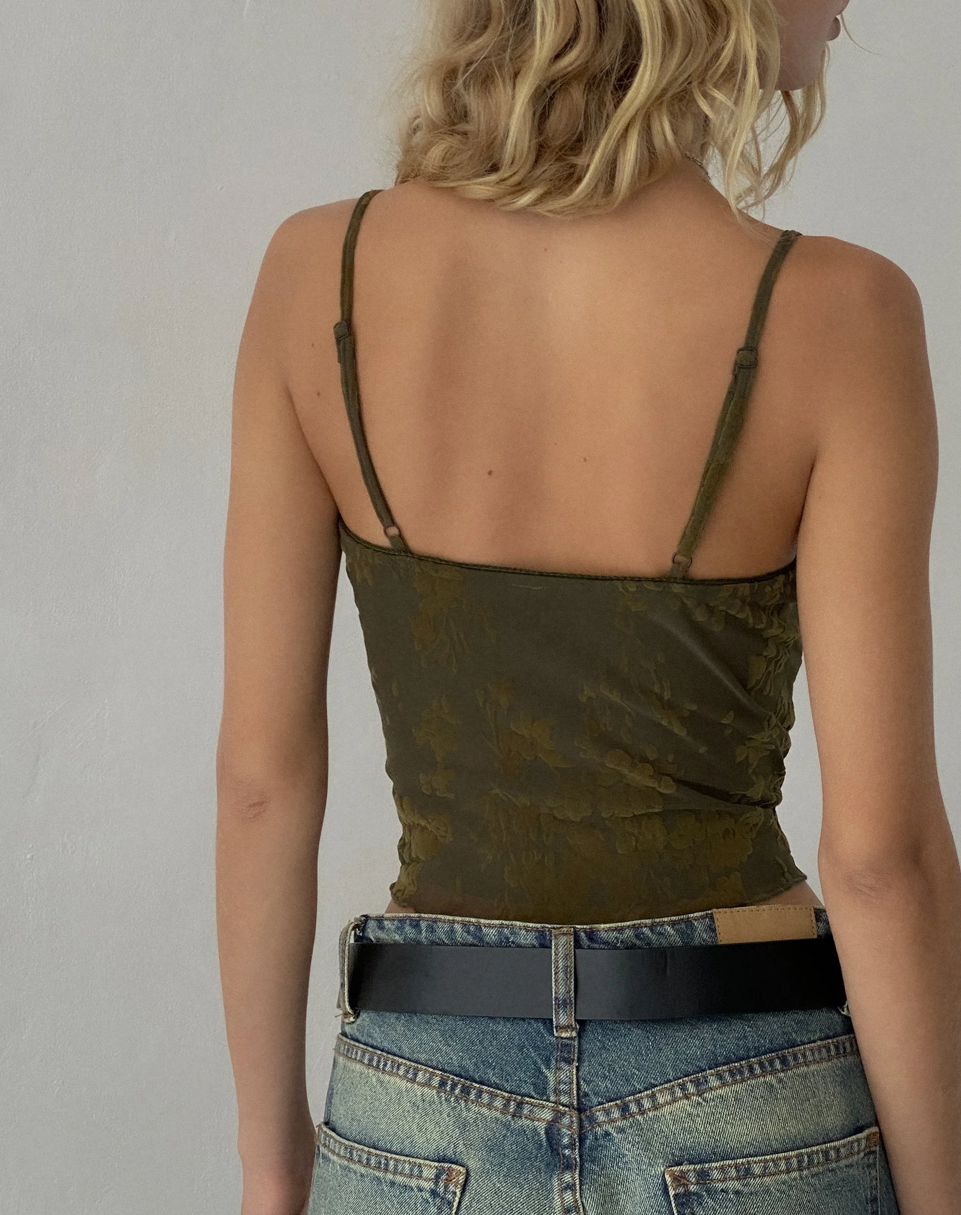 Halusi Crop Top in Abstrakt Botanisch Dunkel-Oliv - Image 4
