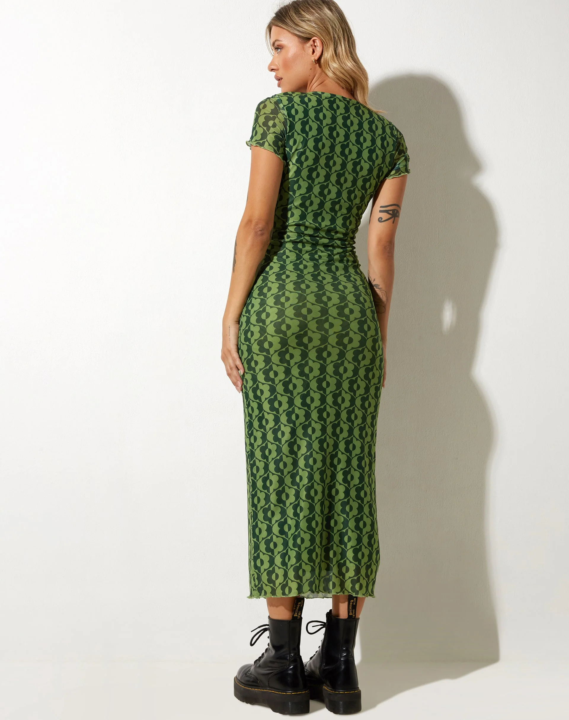 Happyella Midikleid in Wavy Daisy Grün - Image 6