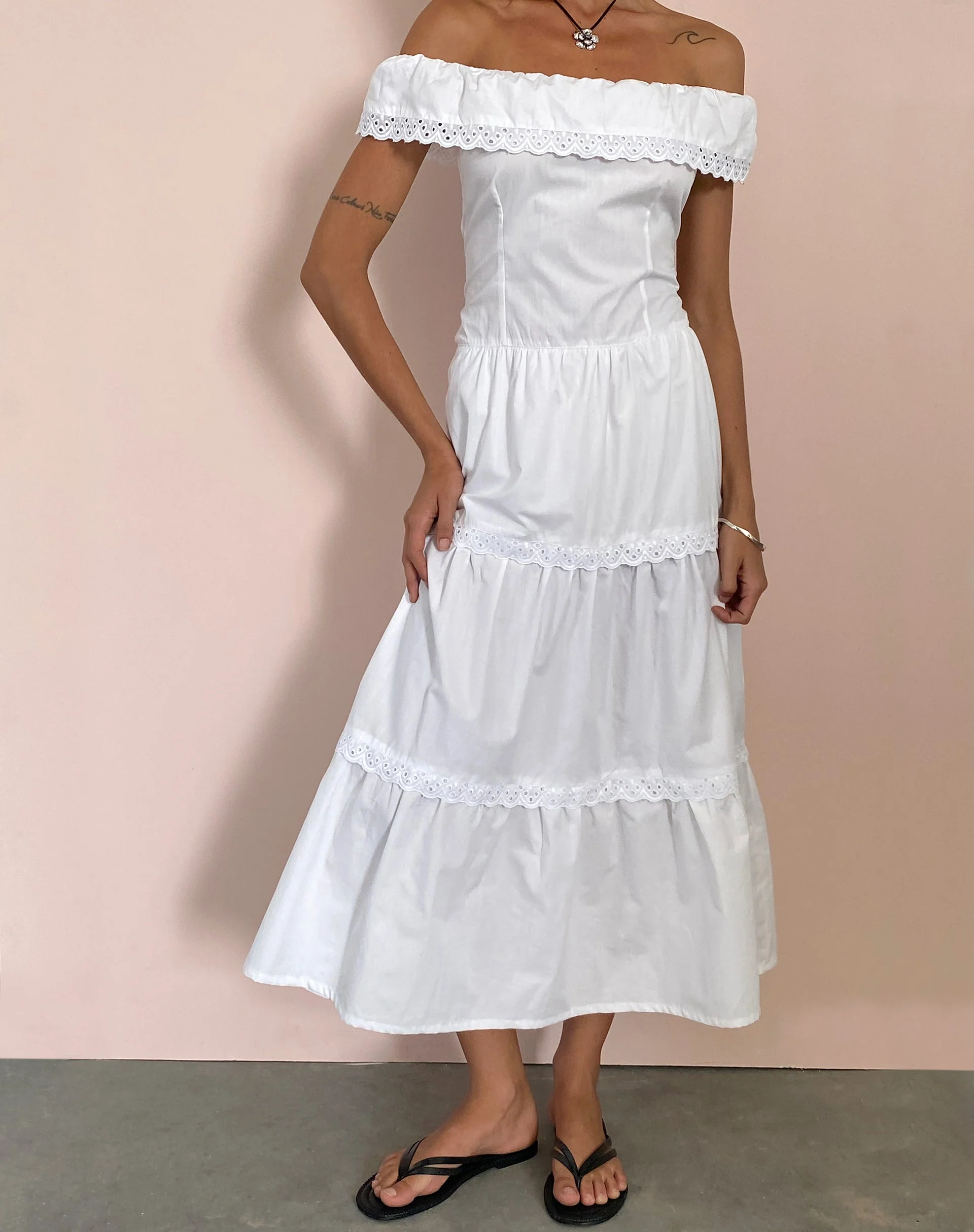 Helpa Gestuftes Bardot Maxikleid in Weiß - Image 3