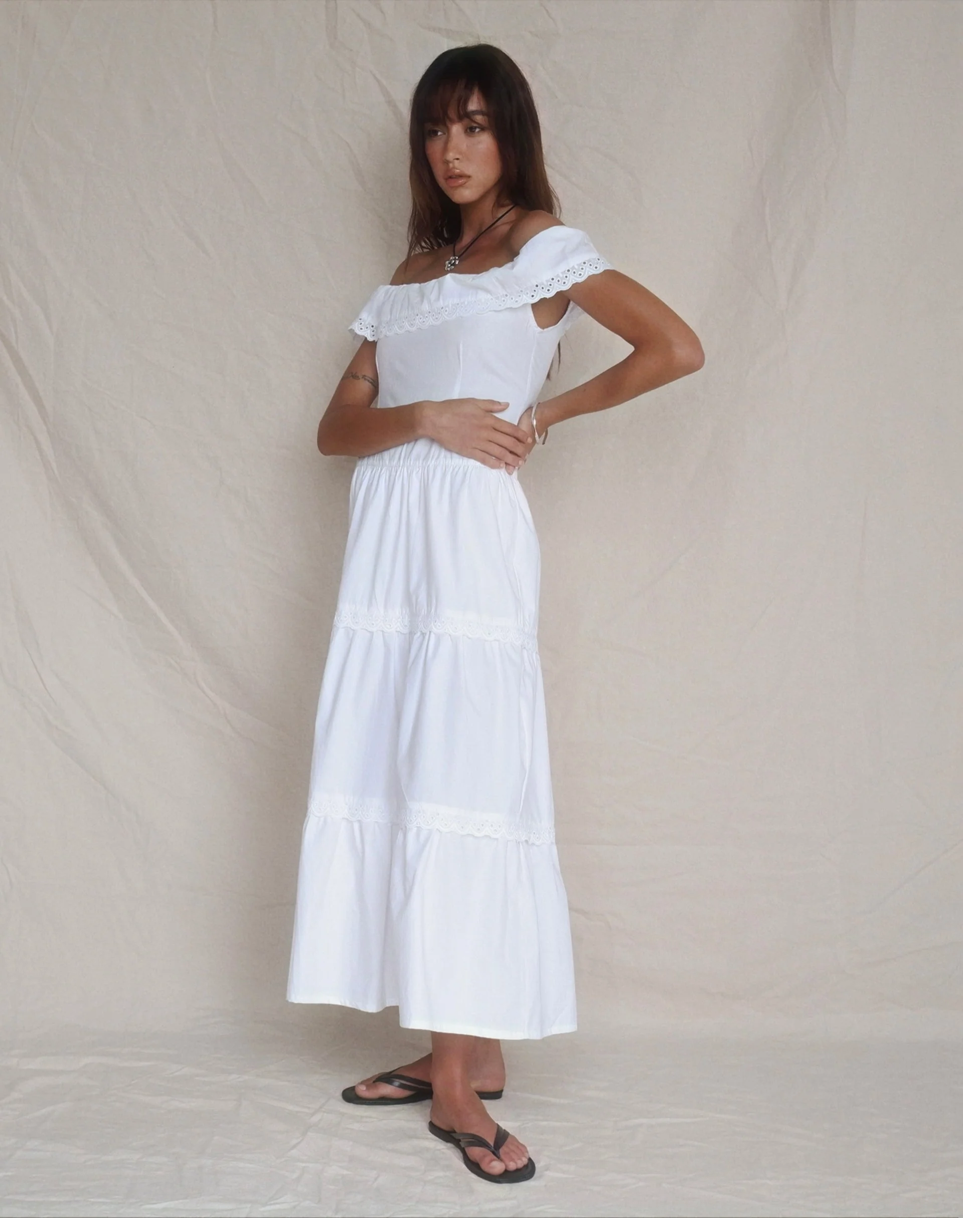 Helpa Gestuftes Bardot Maxikleid in Weiß - Image 5
