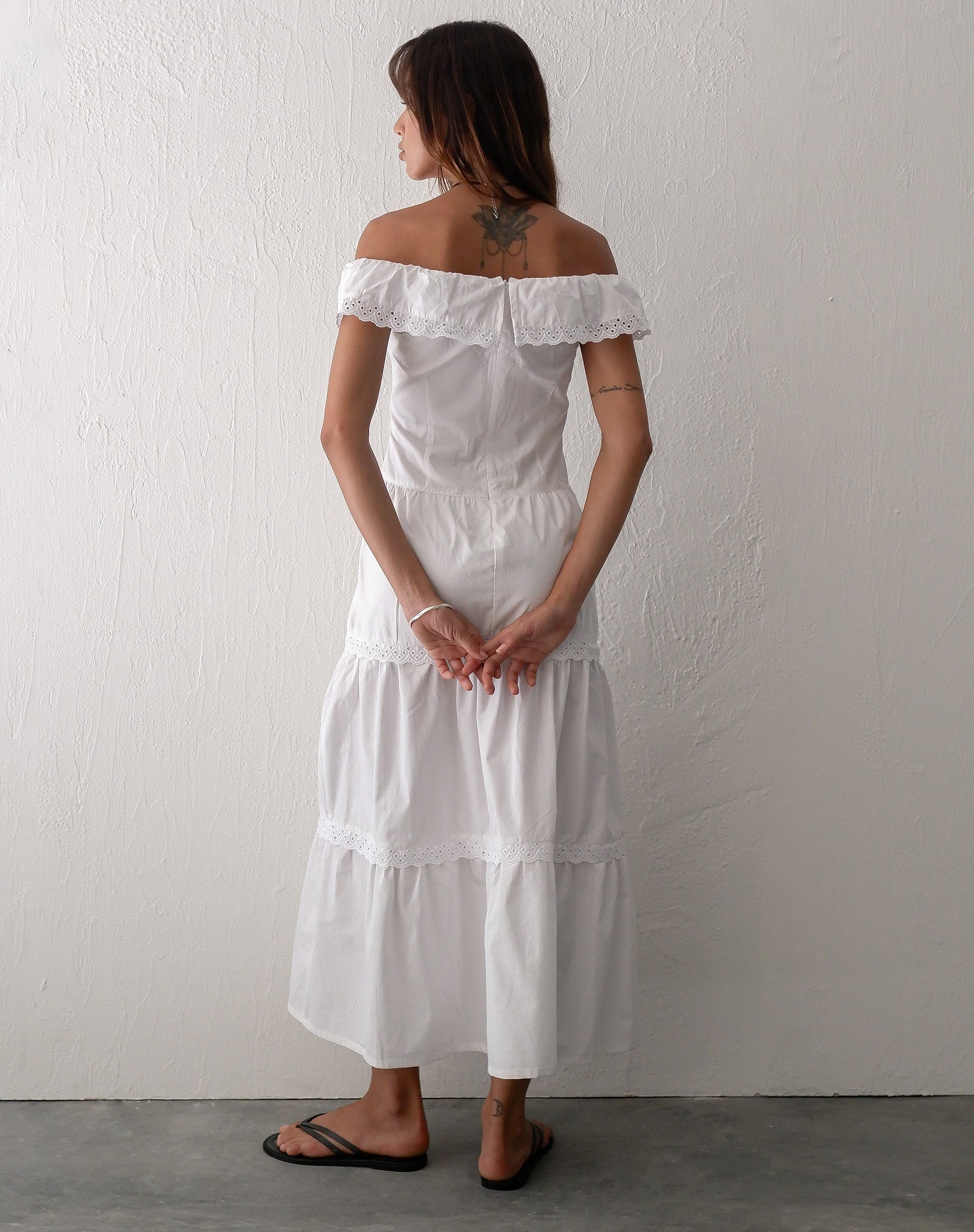 Helpa Gestuftes Bardot Maxikleid in Weiß - Image 6