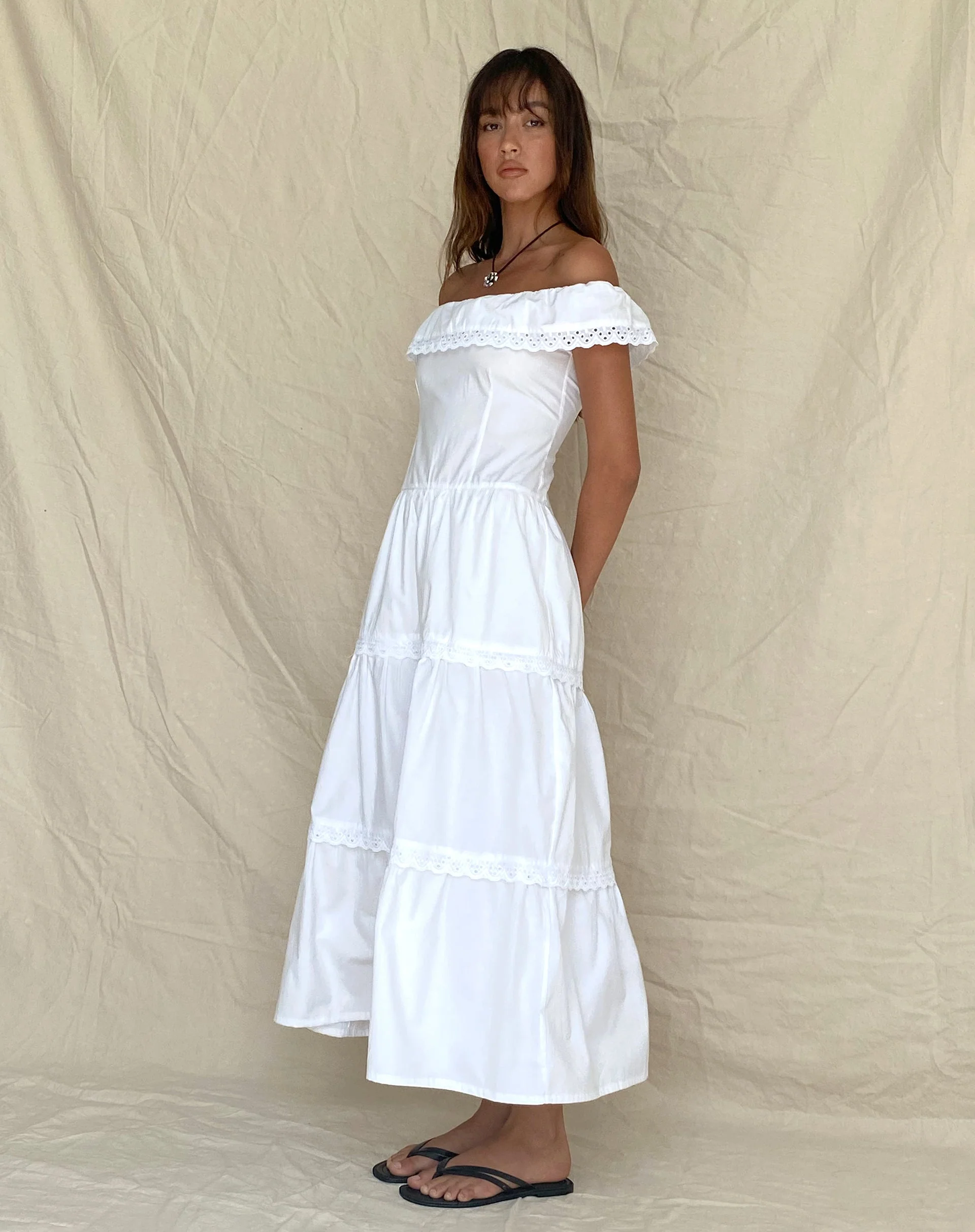 Helpa Gestuftes Bardot Maxikleid in Weiß - Image 7