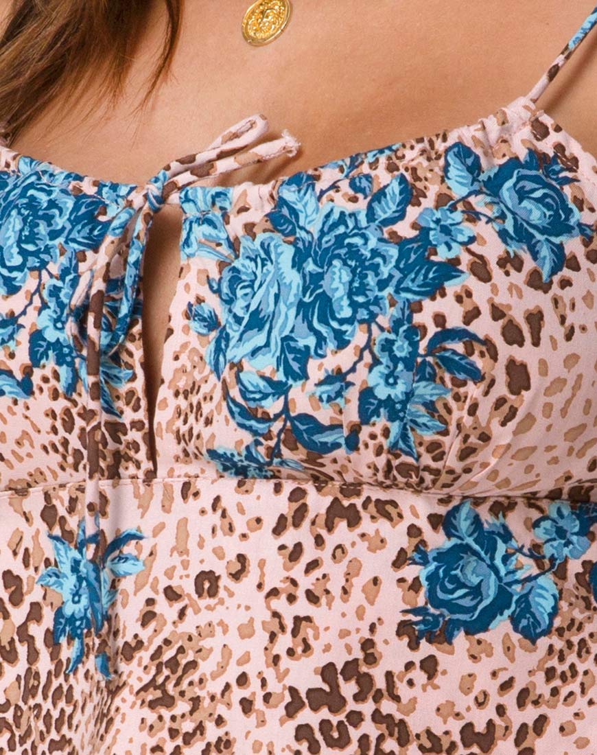 Hema Top in Dschungelblume Blau und Creme - Image 5