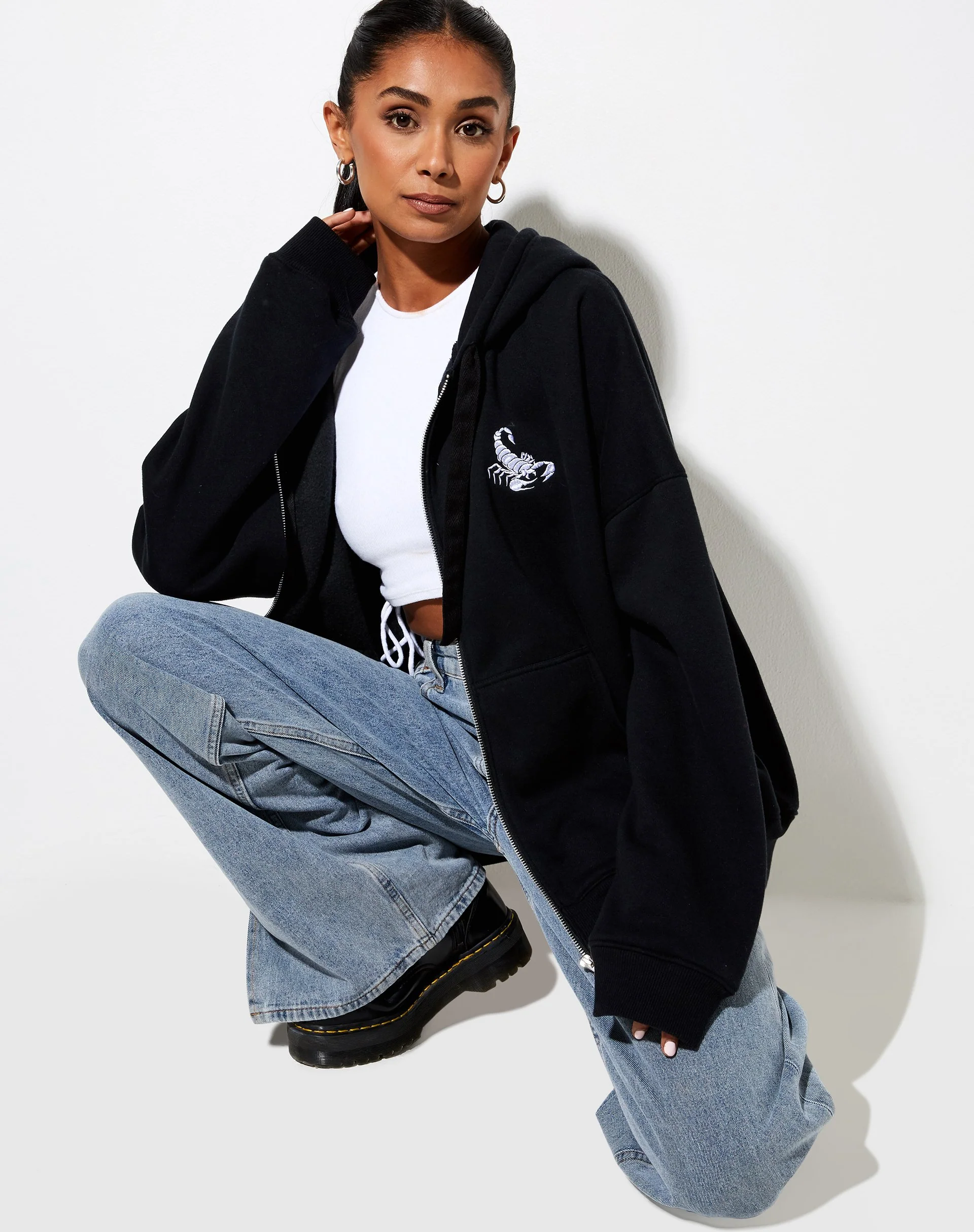Hollack Hoodie in Schwarz mit weißem Skorpion-Embro