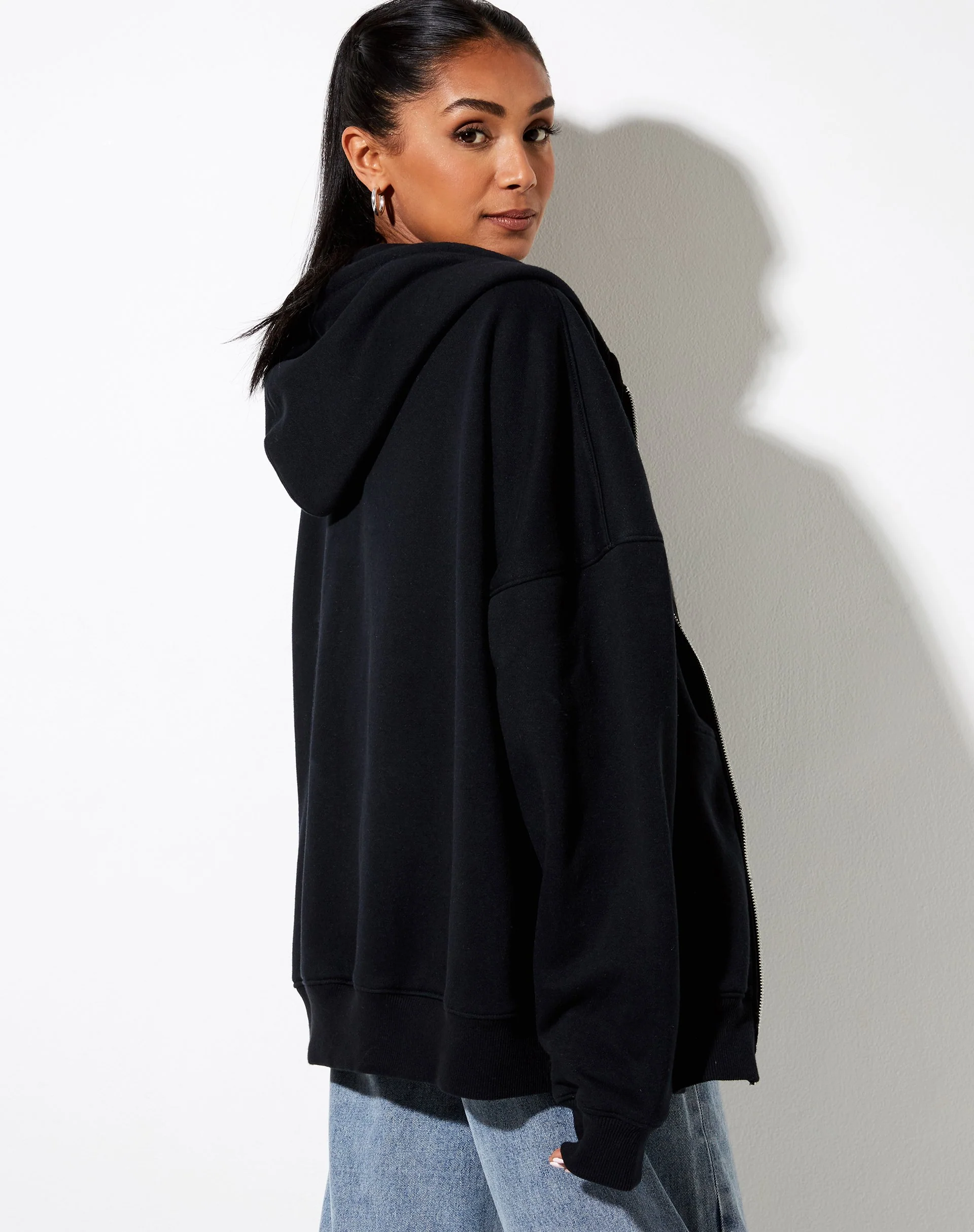 Hollack Hoodie in Schwarz mit weißem Skorpion-Embro - Image 2
