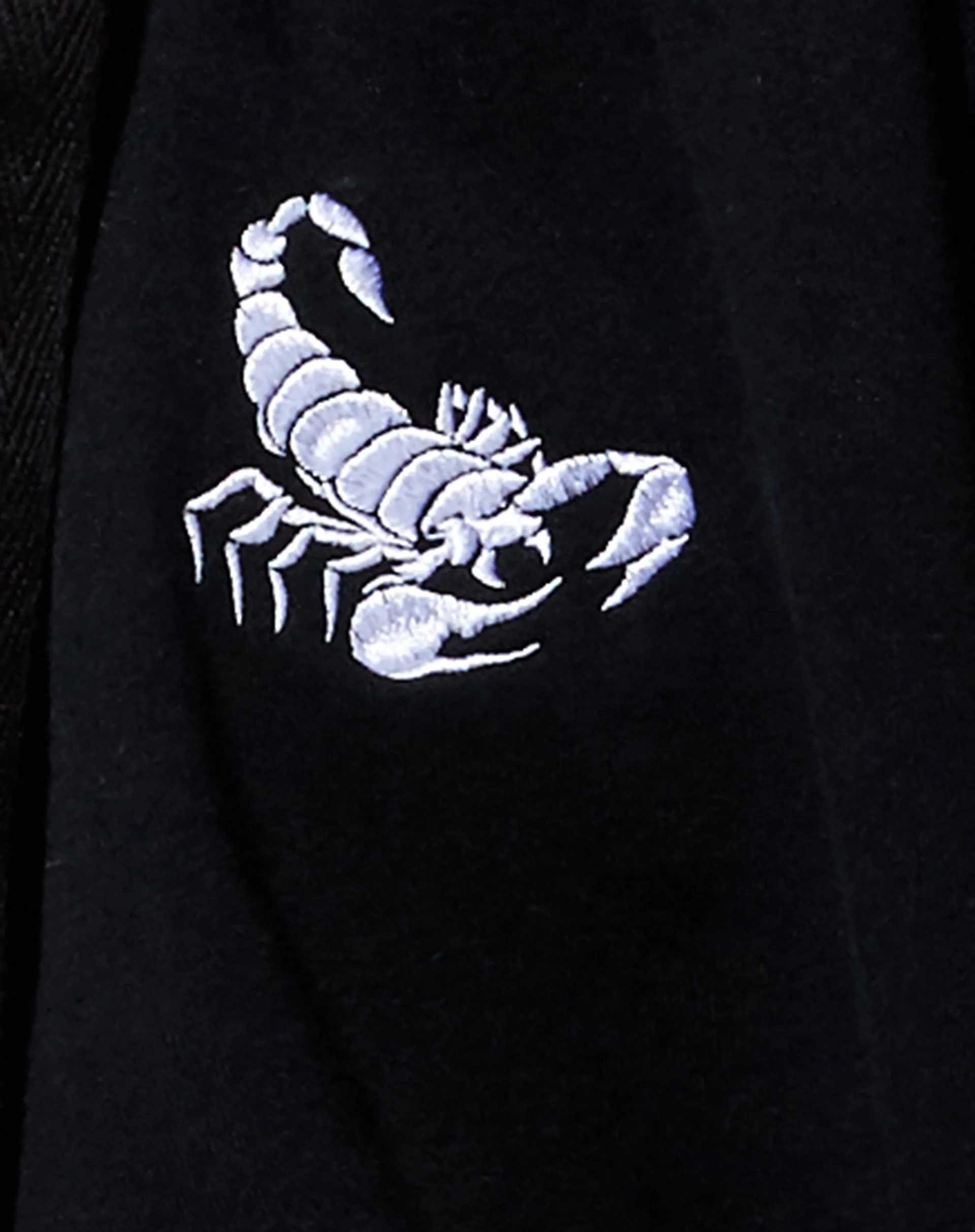 Hollack Hoodie in Schwarz mit weißem Skorpion-Embro - Image 5