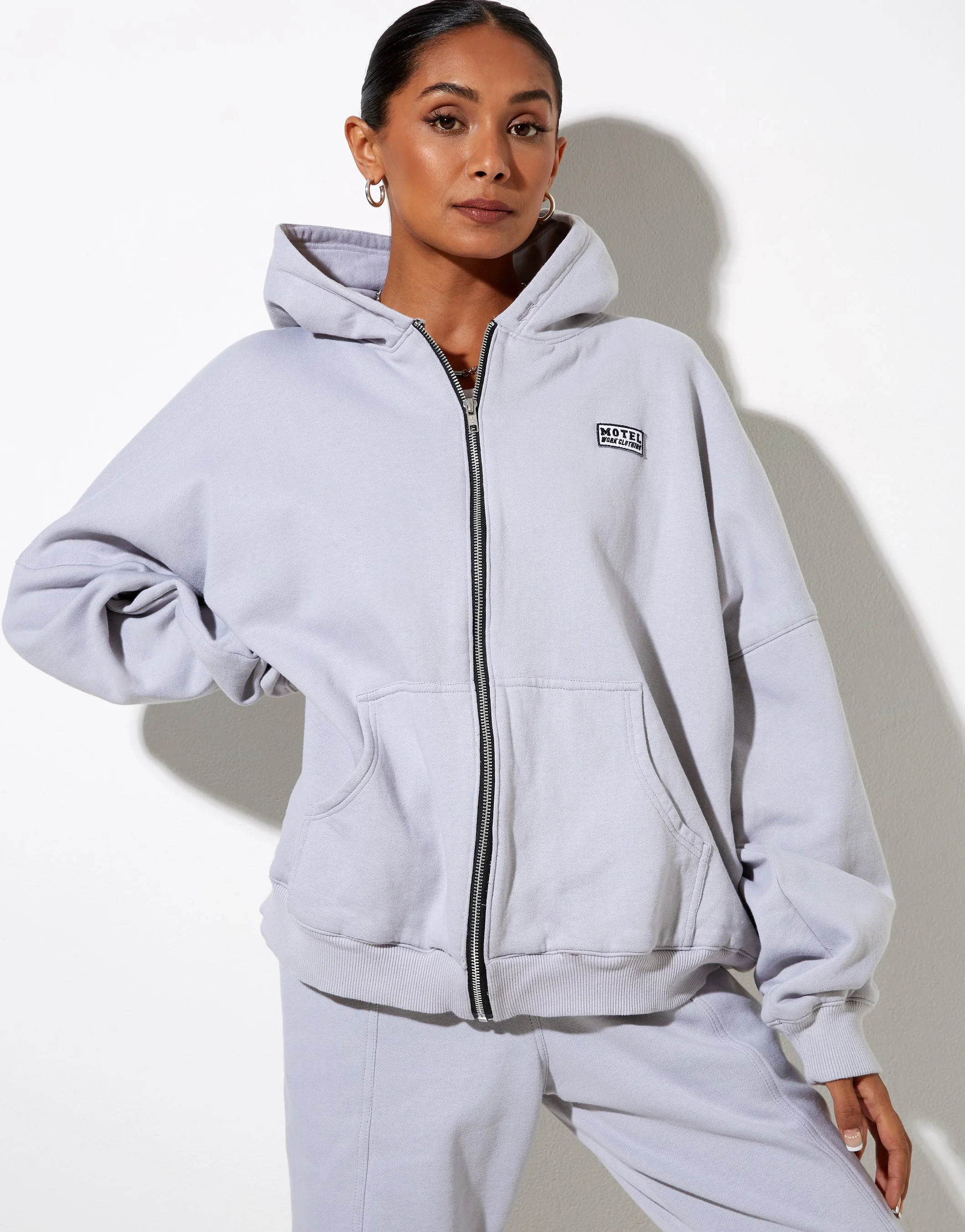 Hollack Hoodie in Lunar Rock mit Motel Work Clothing Label Stickerei