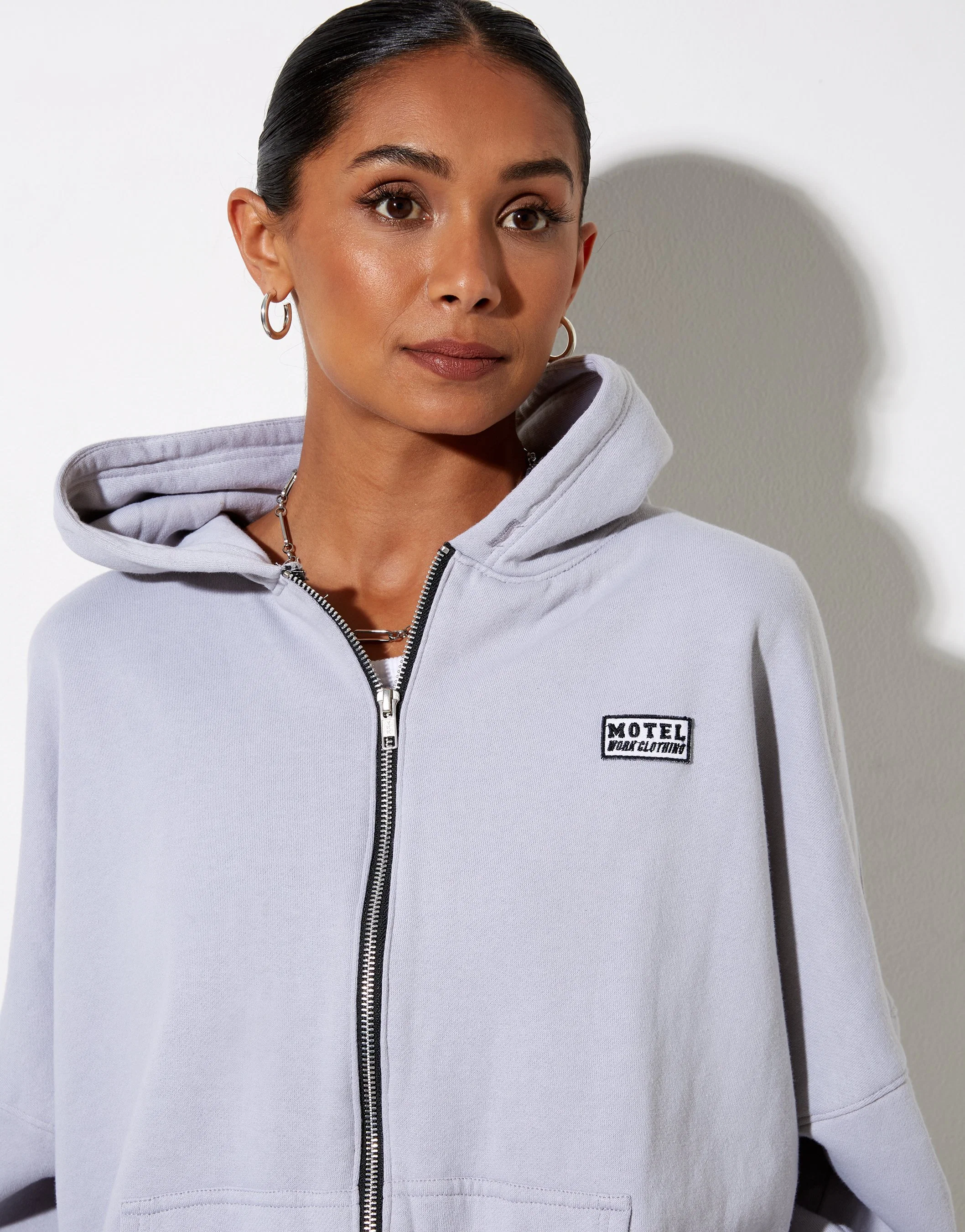 Hollack Hoodie in Lunar Rock mit Motel Work Clothing Label Stickerei - Image 3