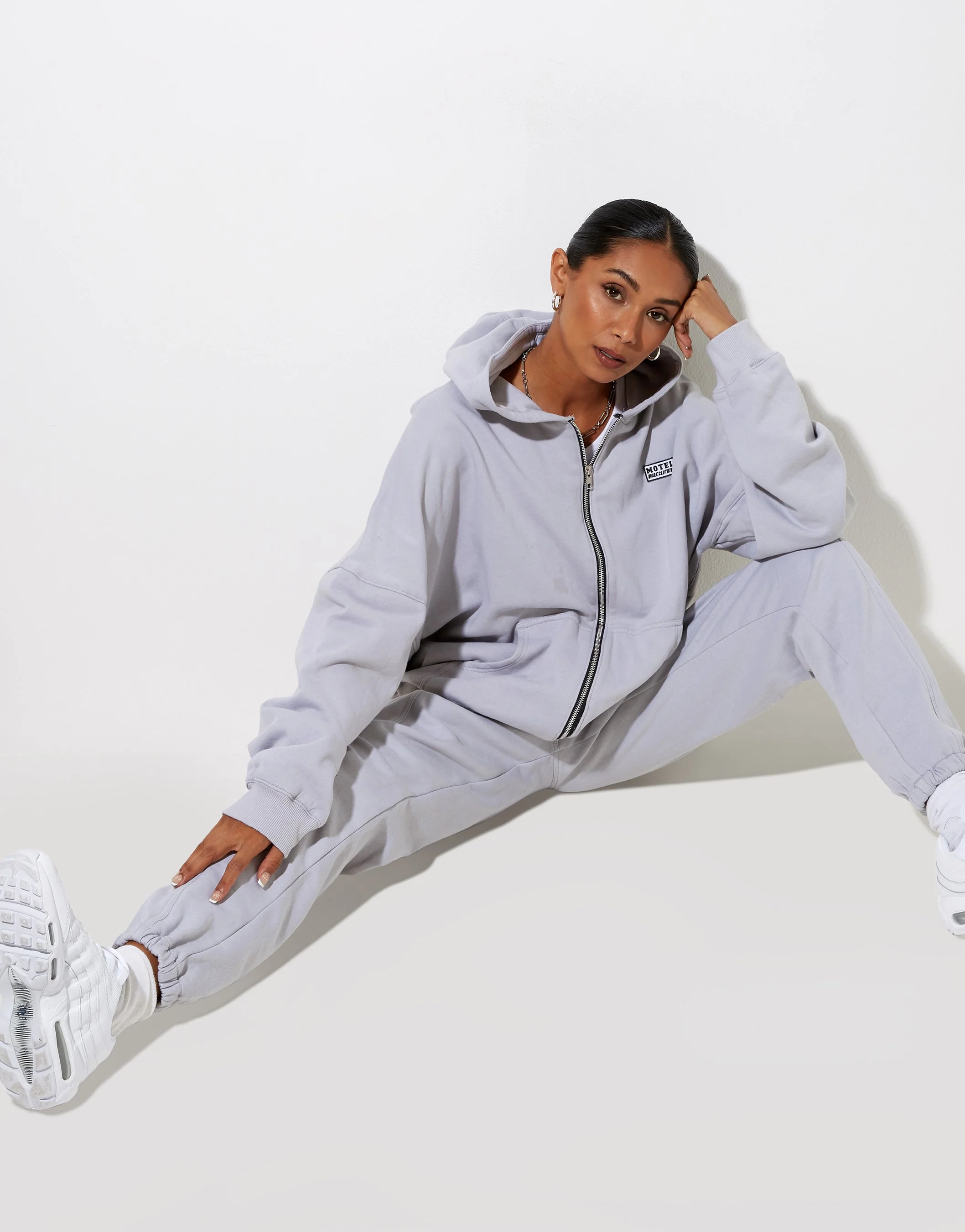 Hollack Hoodie in Lunar Rock mit Motel Work Clothing Label Stickerei - Image 4