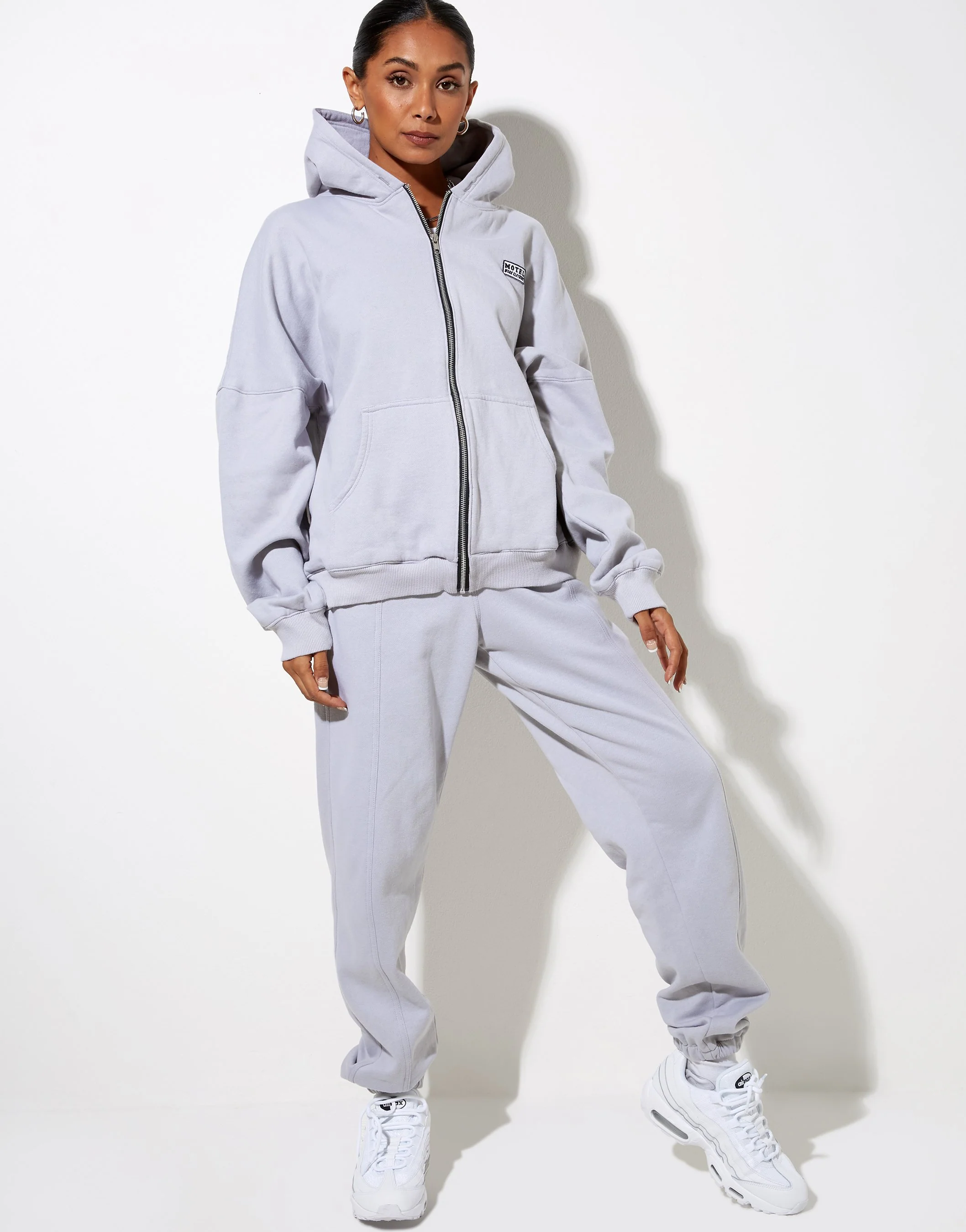 Hollack Hoodie in Lunar Rock mit Motel Work Clothing Label Stickerei - Image 5