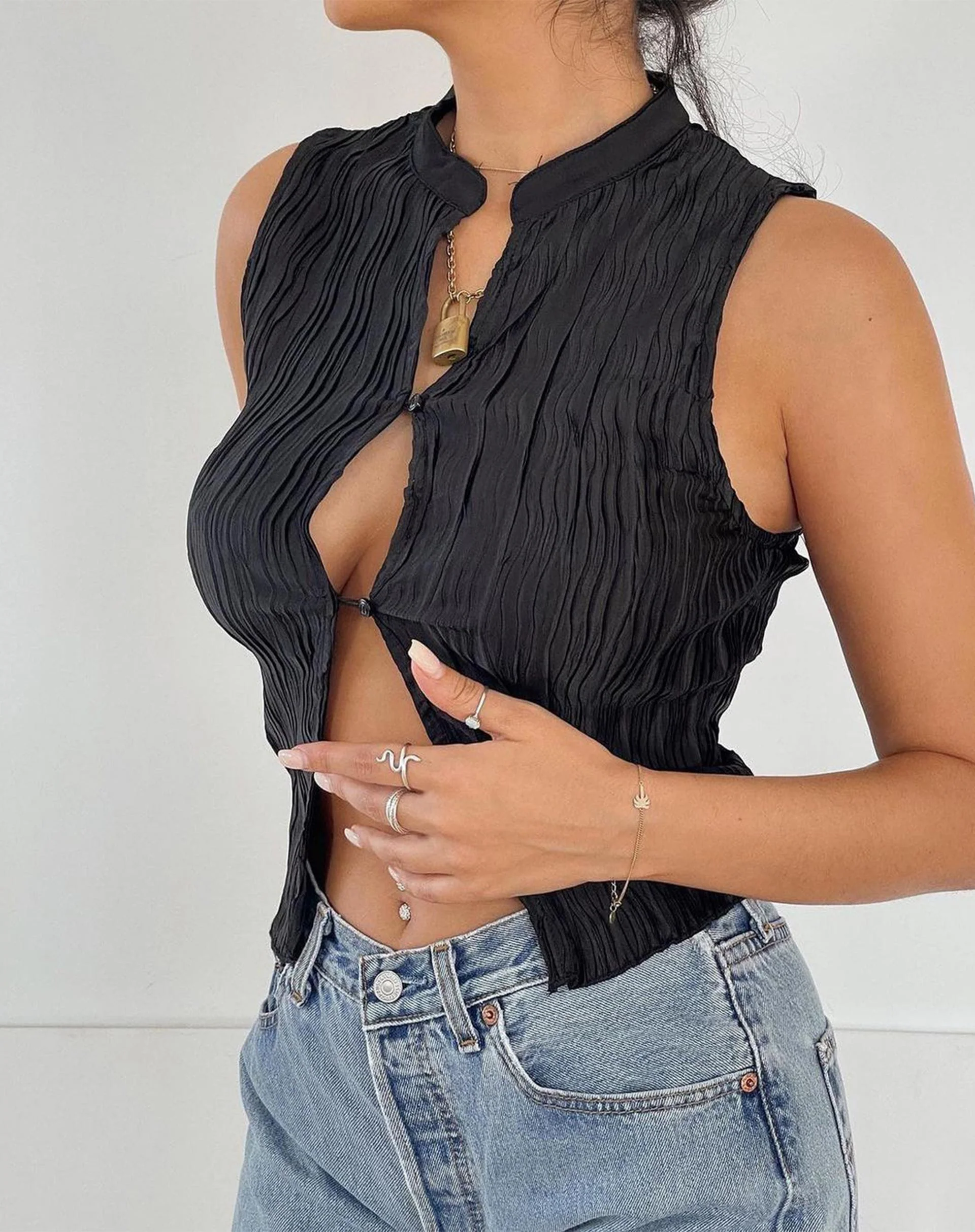 Inara Crop Top in Crinkle Schwarz - Image 2