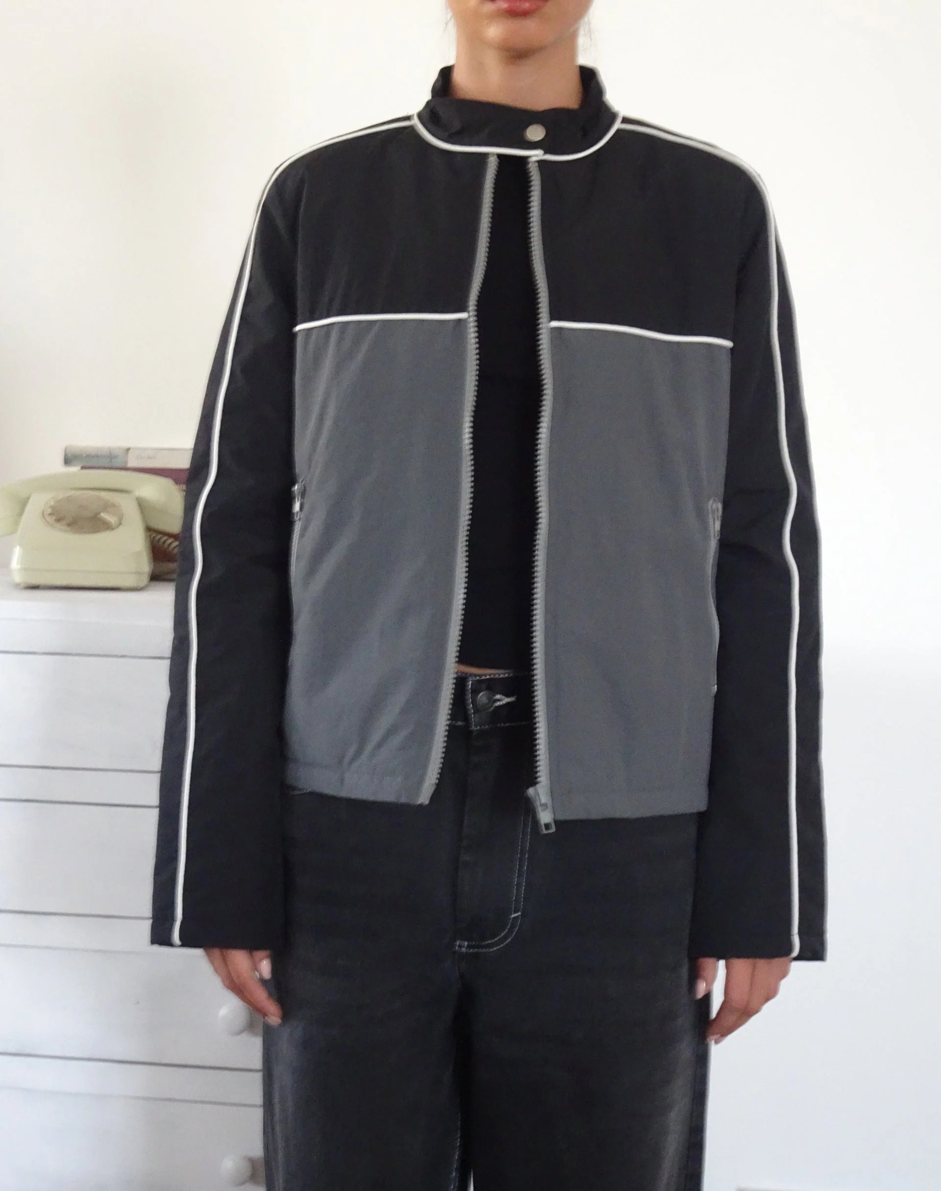 Indira Jacke in Schwarz und Dunkelgrau - Image 2