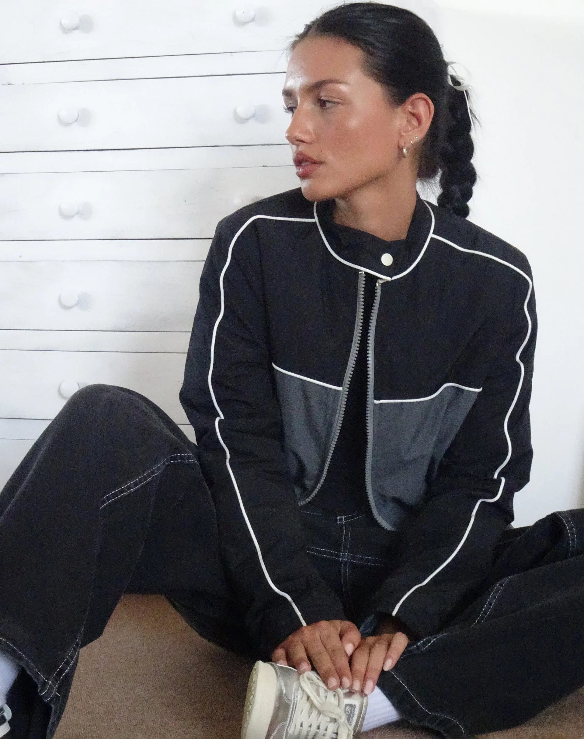 Indira Jacke in Schwarz und Dunkelgrau - Image 4