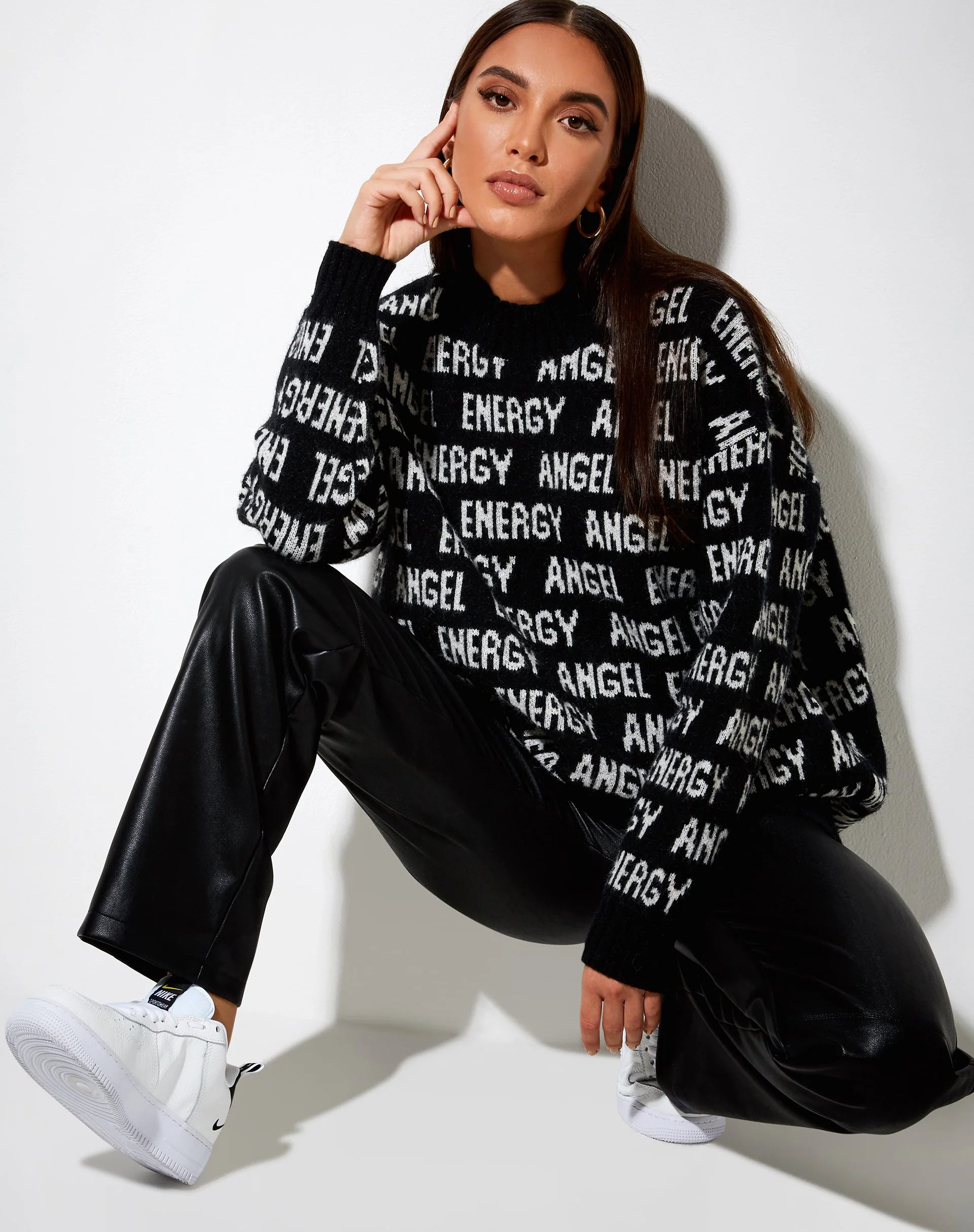 Iskov Pullover in Schwarz mit elfenbeinfarbenem Engel Energie - Image 3