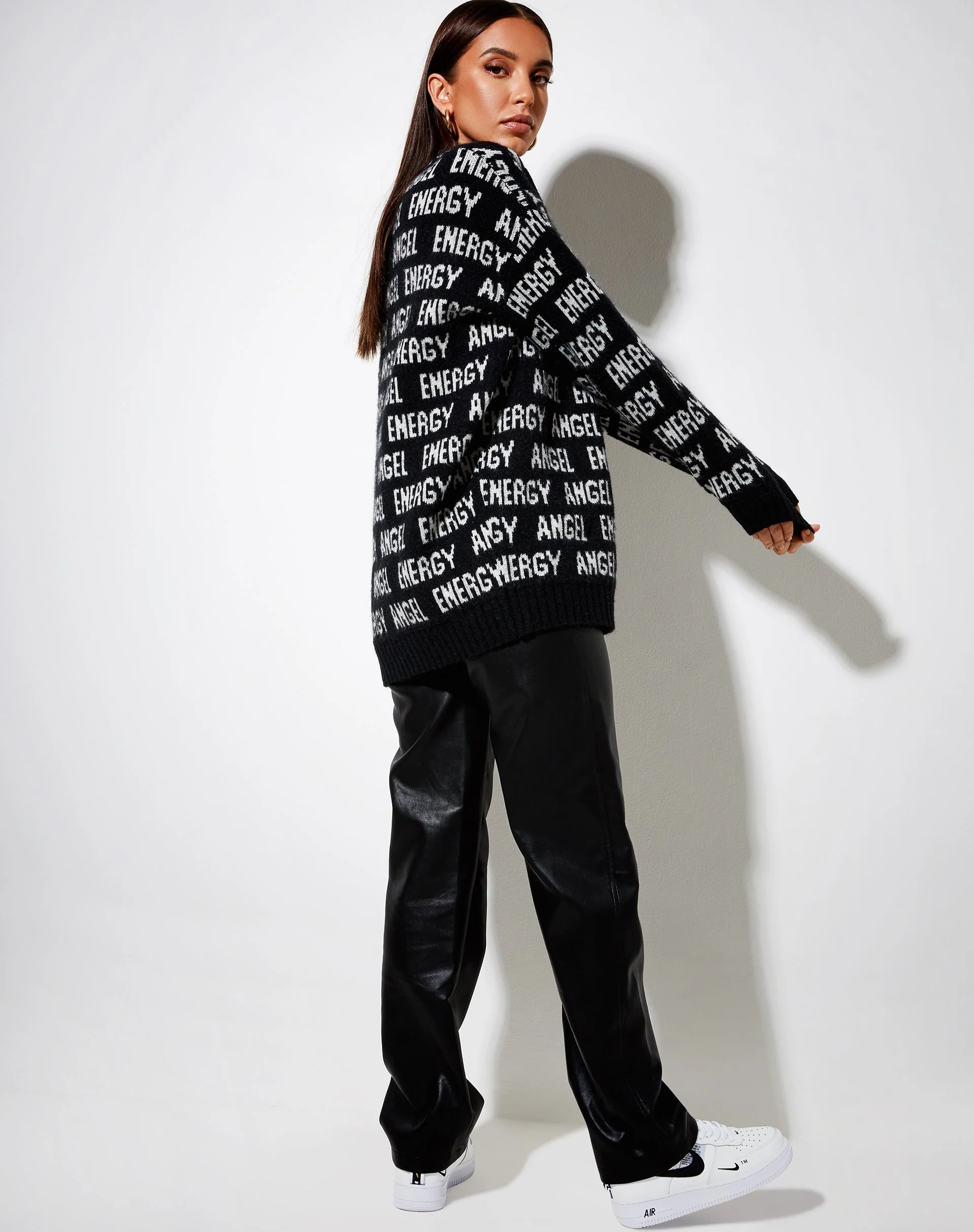 Iskov Pullover in Schwarz mit elfenbeinfarbenem Engel Energie - Image 5