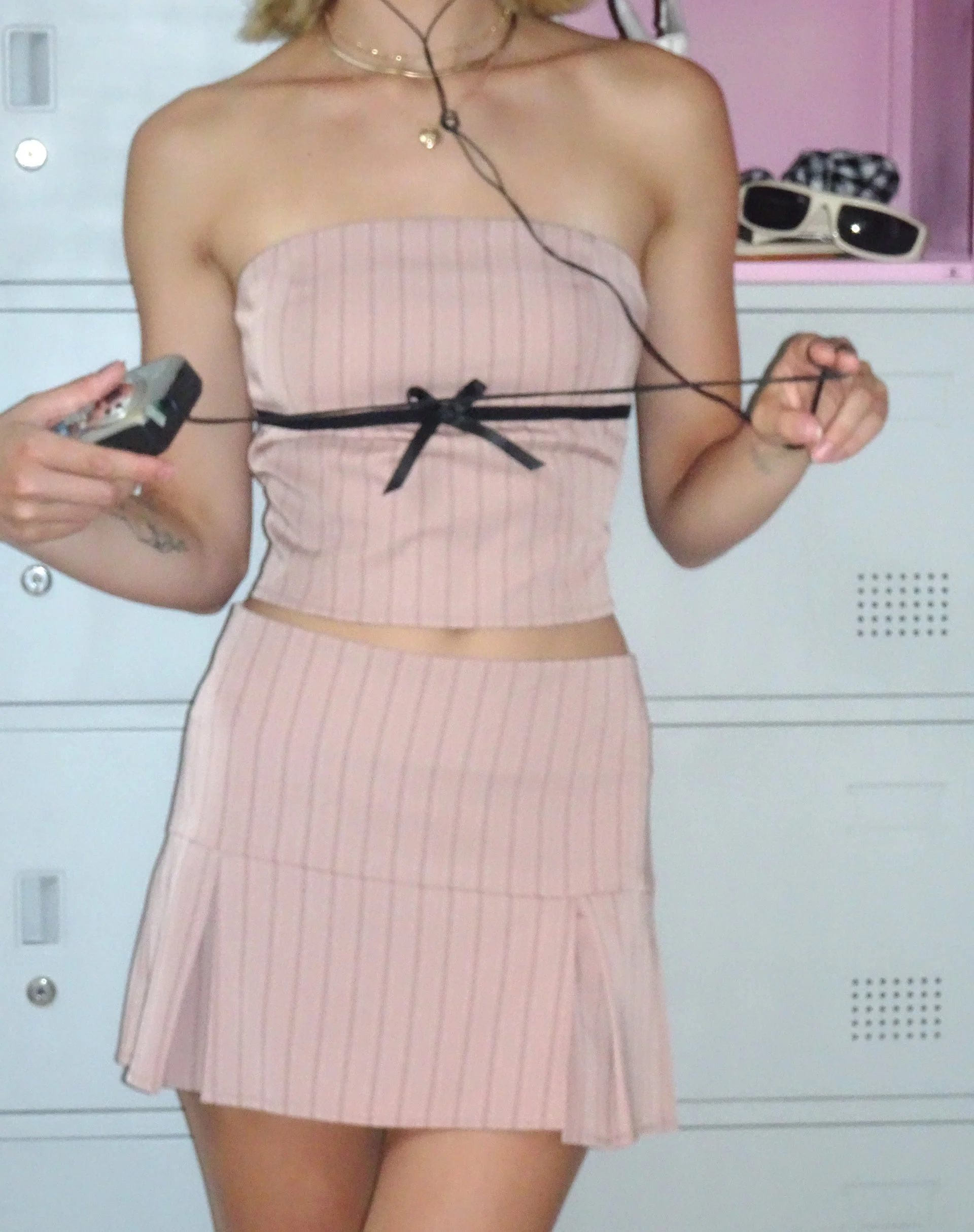Istaka Mini-Faltenrock in Tailoring Blush Nadelstreifen - Image 7